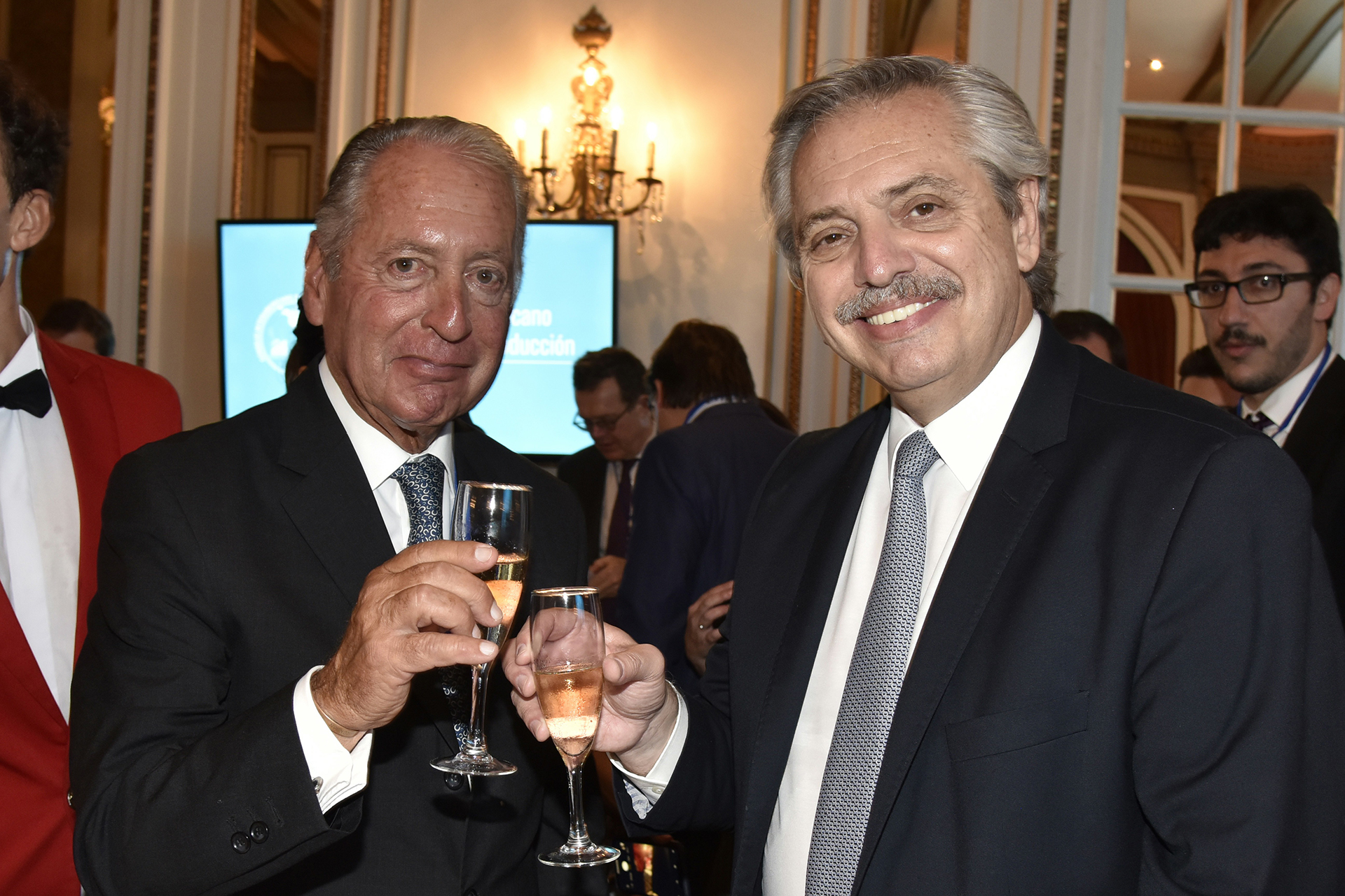 El brindis entre Daniel Funes de Rioja y Alberto Fernández