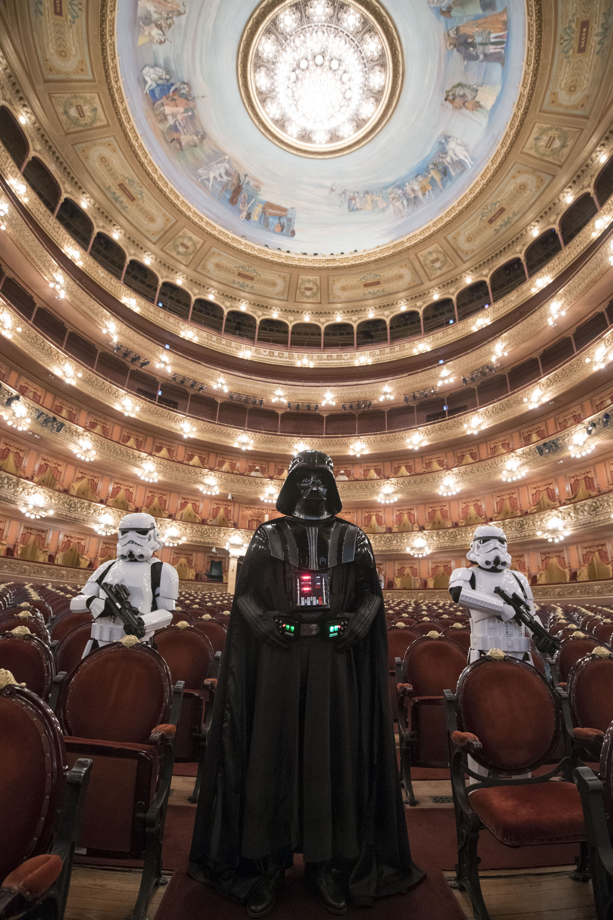 Los personajes de Star Wars cautivaron a grandes y chicos, quienes antes de la función no dudaron en tomarles fotografías y grabarlos con sus celulares