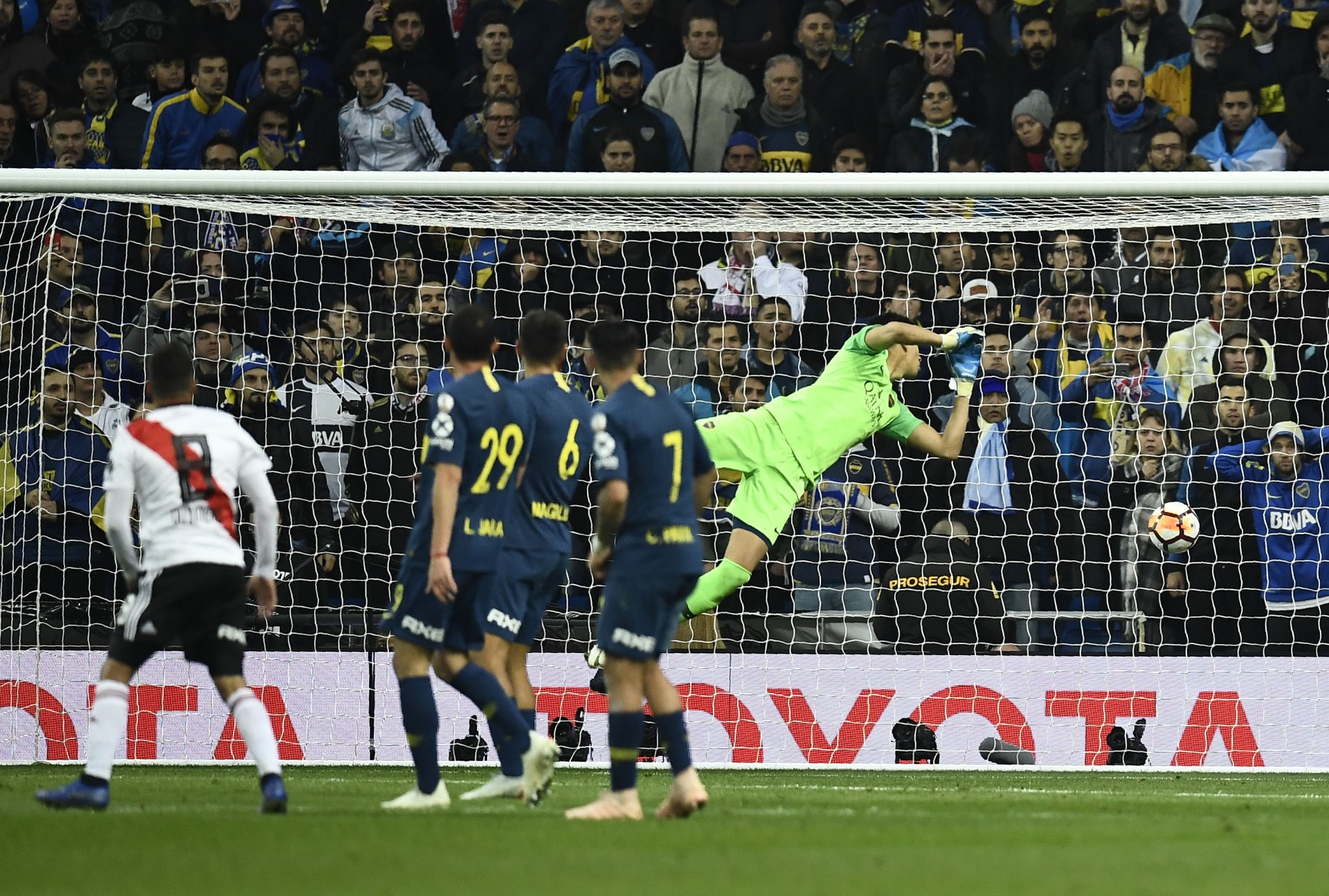 Juanfer Quintero convierte el segundo gol de River en la final de la Copa Libertadores de América disputada en Madrid el 9 de diciembre de 2018.
