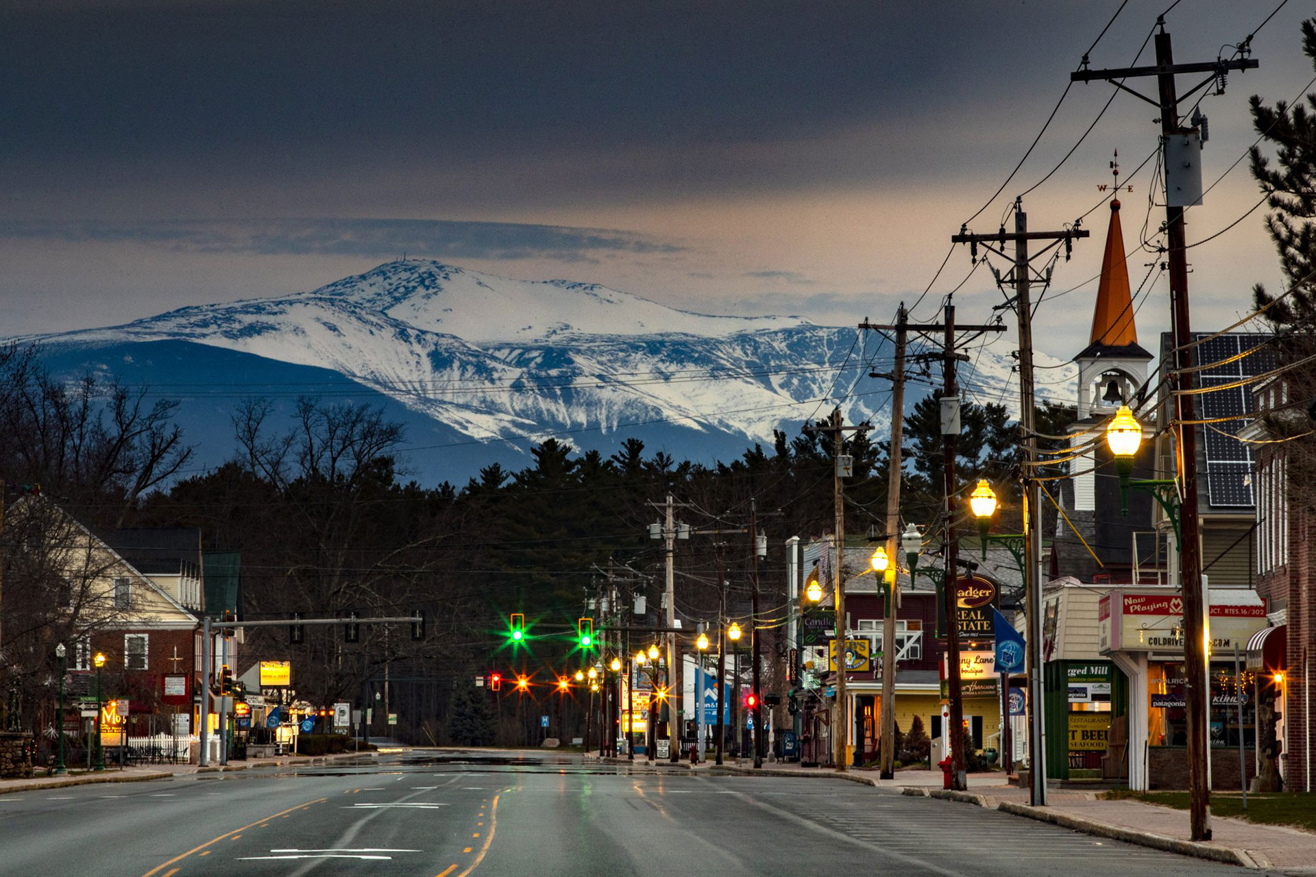 El Monte Washington se cierne en la distancia sobre el pintoresco North Conway, en New Hampshire, EEUU, donde la mayoría de las pequeñas tiendas e iglesias permanecen cerradas durante la pandemia, el domingo 26 de abril de 2020 (Foto AP / Robert F. Bukaty)