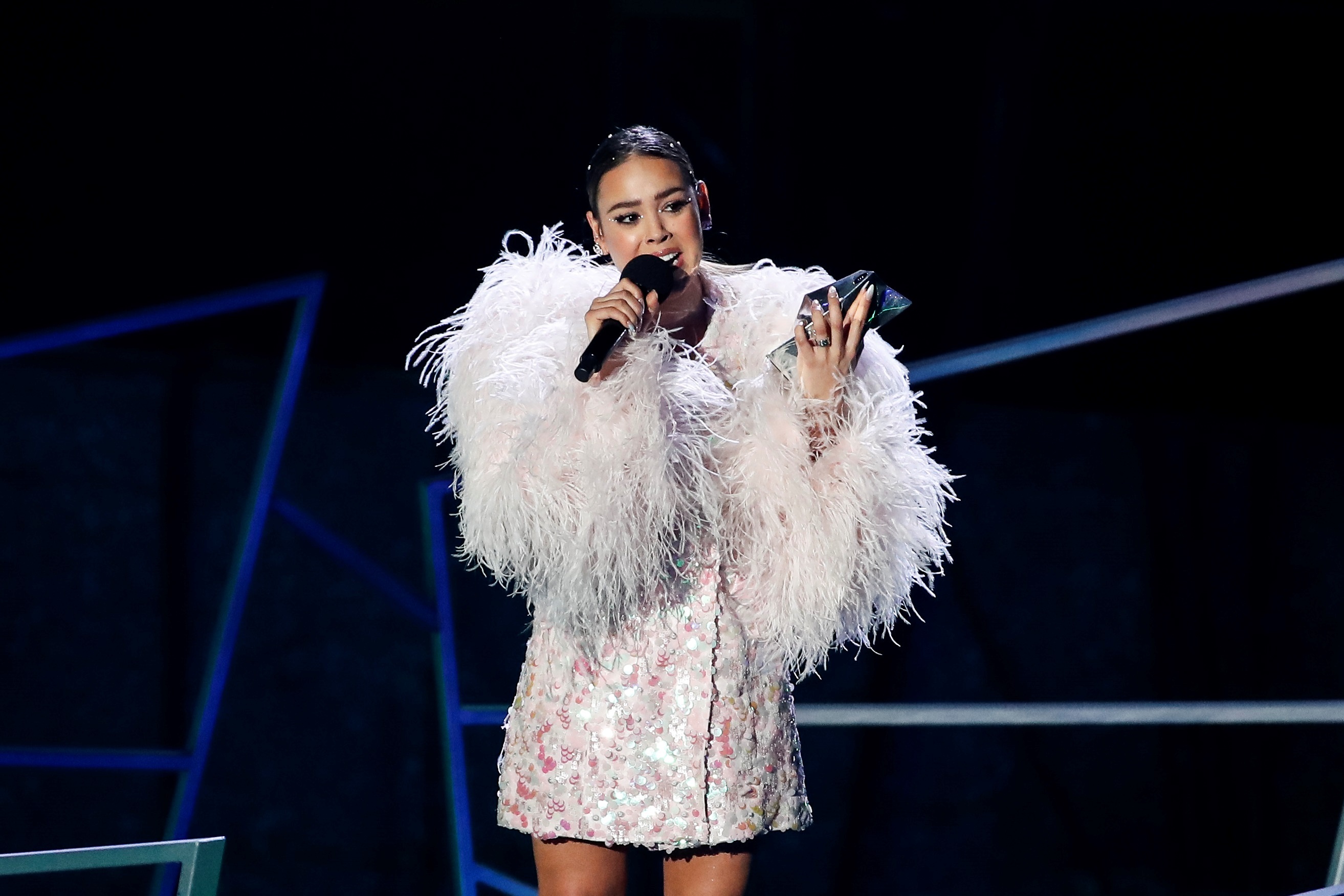 Danna Paola recibió el premio por Artista Con Mayor Incremento de Fans (Foto: EFE/José Méndez)