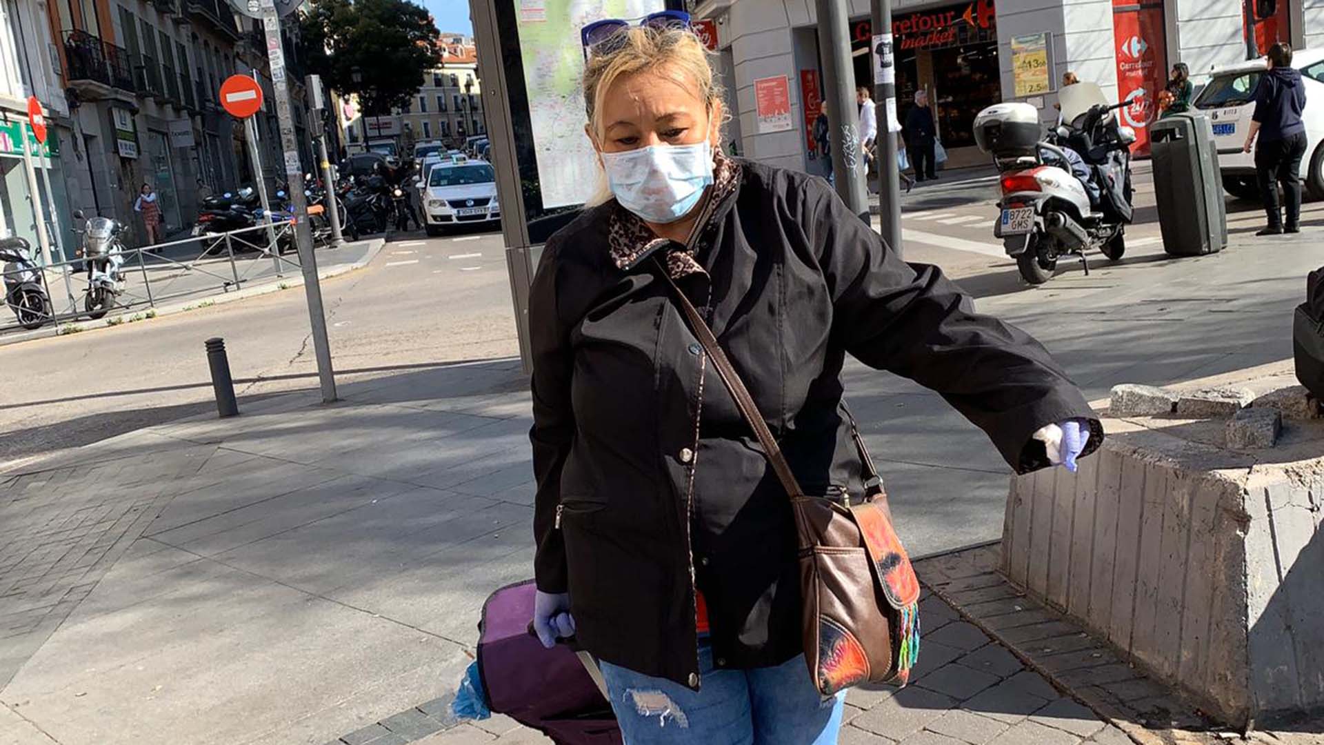 Los madrileños usan mascarillas para hacer sus últimas compras ante el decreto del Gobierno que limitará la circulación (Foto: Facundo Pechervsky)