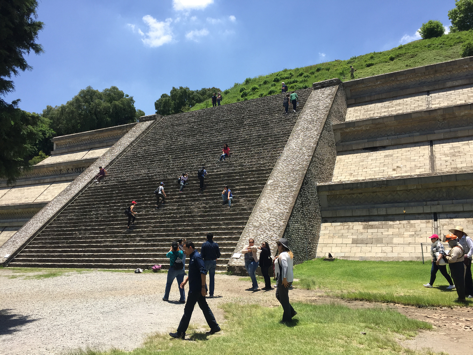 Uno de los accesos a la Gran Pirámide de Cholula. (Foto: Infobae)