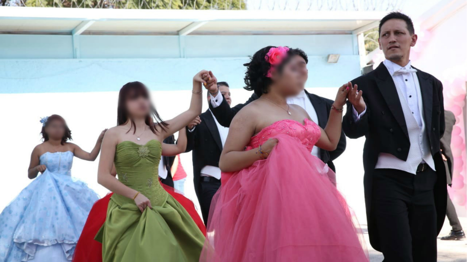 Las festejadas fueron acompañadas por sus chambelanes, bailarines de la escuela