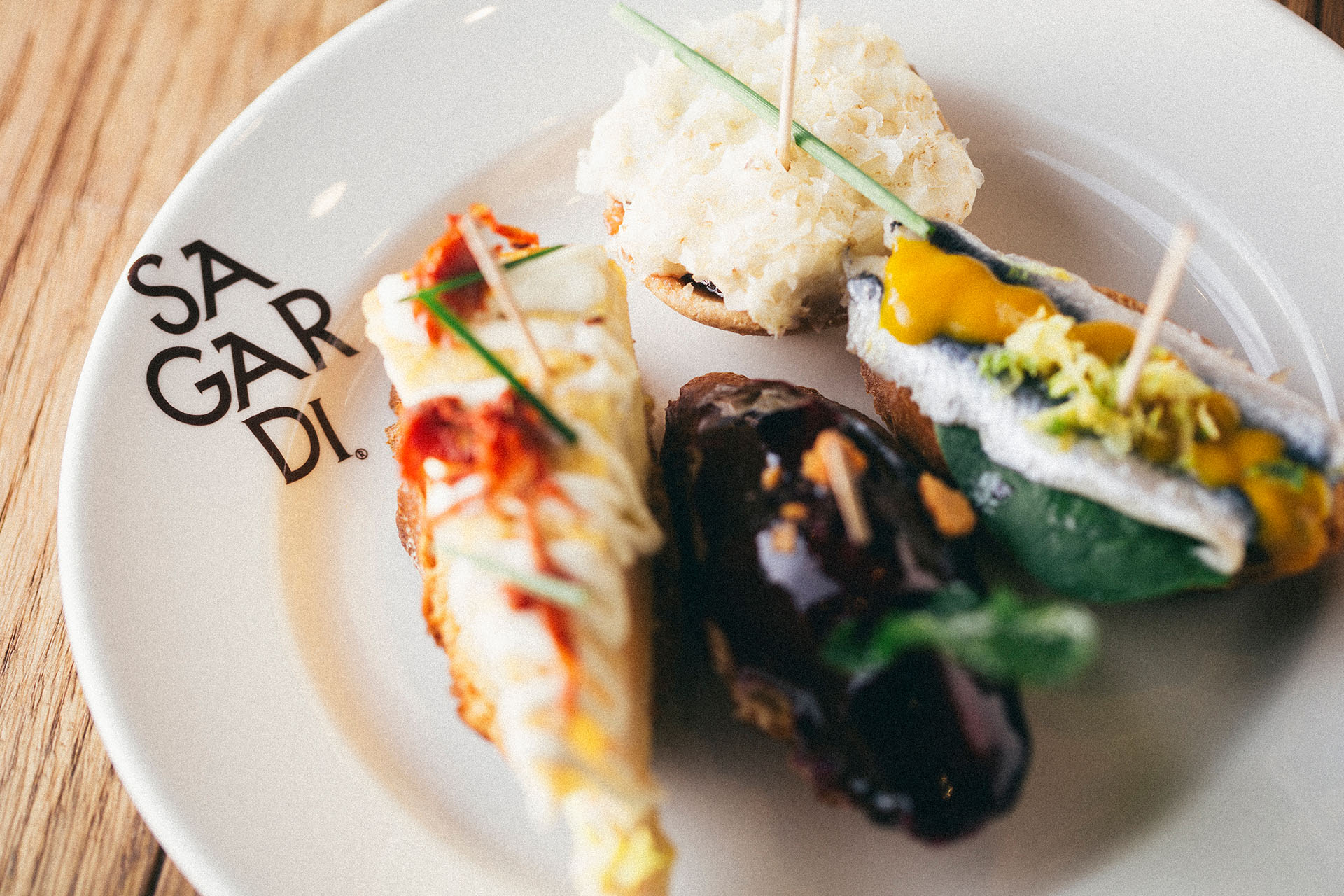 El restaurante rinde homenaje al País Vasco, una tierra única con una cultura ancestral propia donde la comida está en el centro de la vida