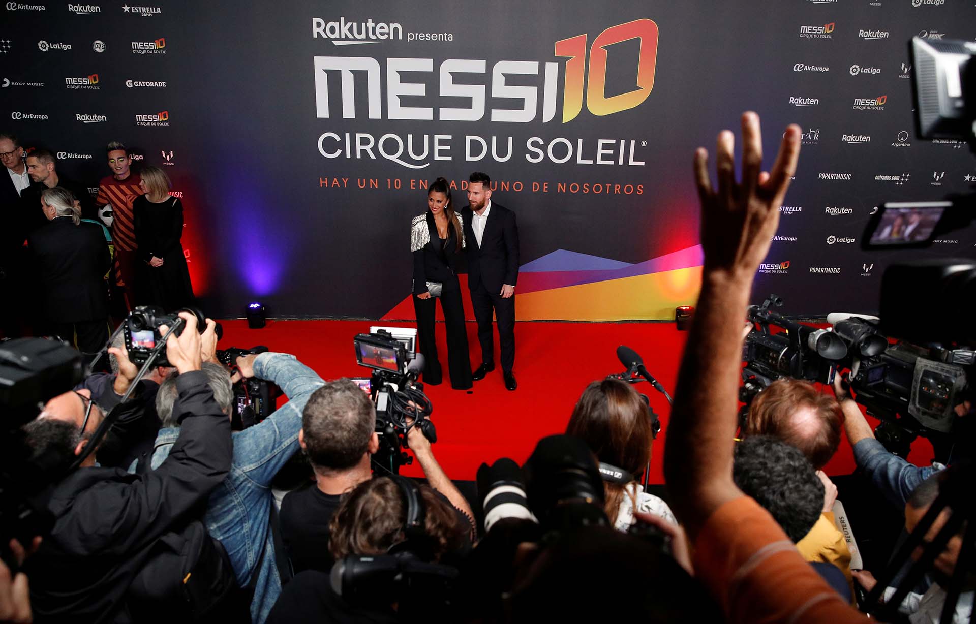 Lionel Messi y Antonela Roccuzzo se lucieron en la premiere del nuevo show del Cirque du Soleil, inspirada en la vida del crack argentino, en Barcelona (Reuters / Albert Gea)