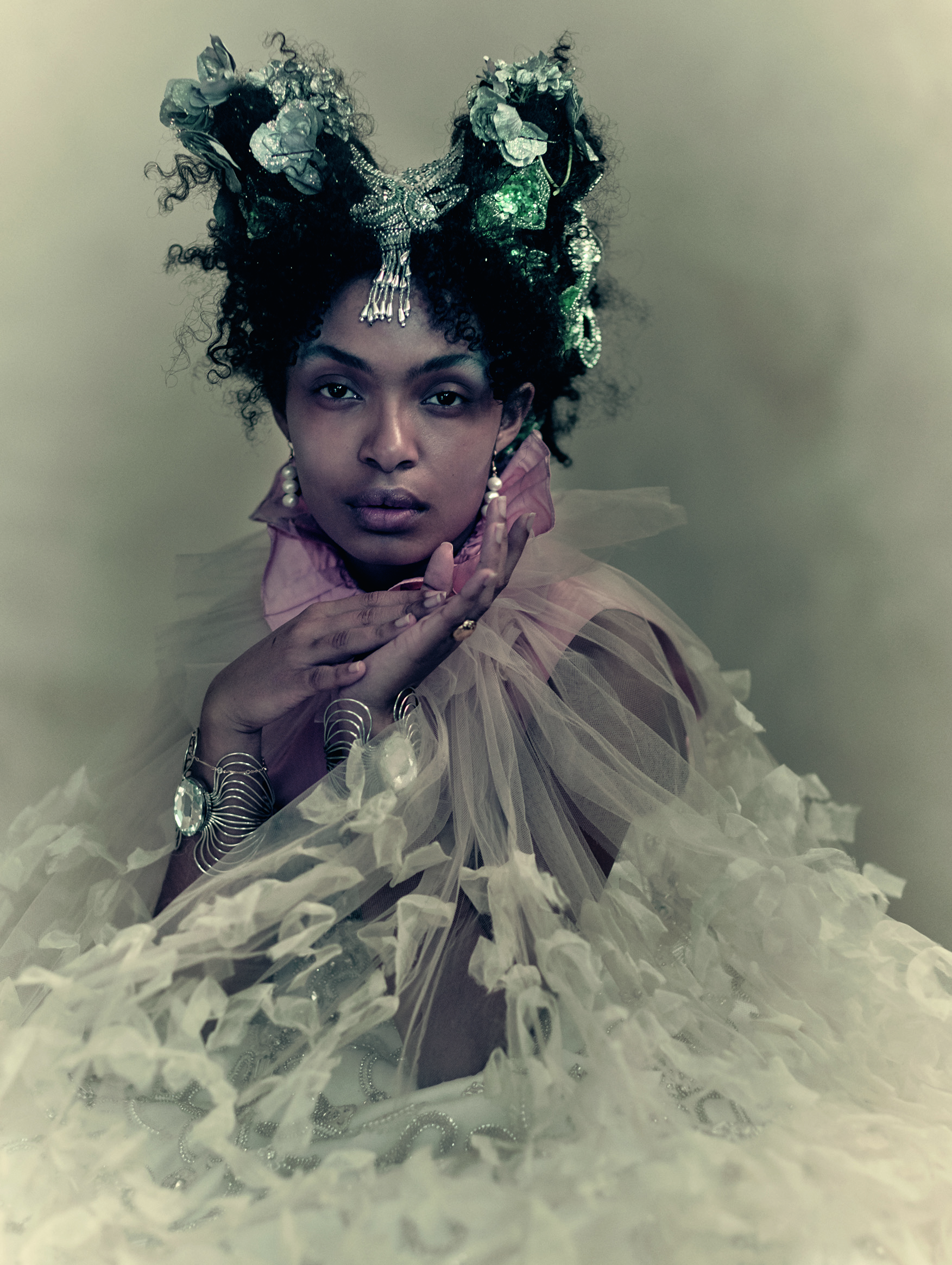 Yara Shahidi para este calendario tuvo un estilismo a cargo de Ibrahim Kamara. Con un vestido de tul y volados, la modelo de 19 años es la más joven del Pirelli 2020