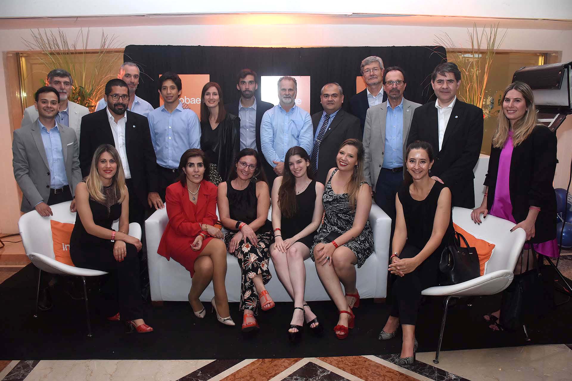 Transportadora de Gas del Sur (TGS) - Marcela Aria, abogada; Rocío Santos, analista; Florencia Di Santo, jefe de calidad; Facundo Di Pino, jefe de institucionales; Agustín Sánchez, joven profesional; Jeanette Muro, analista de RRII; Paula Bezzi, analista; Federico Acuña, analista; Silvina Sanguine, impuestos; Alejandro Fuente, jefe de gestión de inmuebles; Claudio Jaureguiberry, gerente; Guillermo Ávila, coordinador de capacitación y desarrollo; Jeremías Villegas, HRBP; Miguel Allasino, gerente de relaciones laborales y servicios de RRHH; Carlos Sidero, director de RRHH; Enrique Anzaldi, jefe de comunicaciones; Julia Zapata, analista; Walter Rovner, analista; Virginia Schell, jefe de compensaciones; Jorge Arbeleche, jefe de RRII y Sofía Mydlarski, analista de empleo