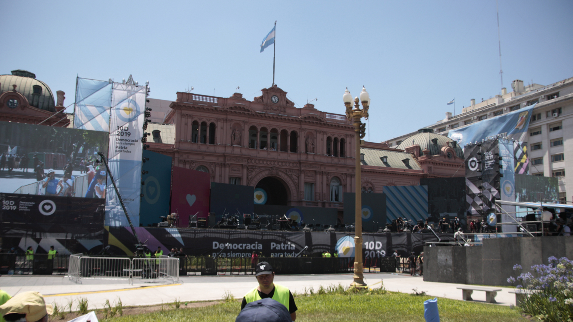 El escenario montado sobre el frente de la Casa Rosada recibirá a una decena de músicos y artistas