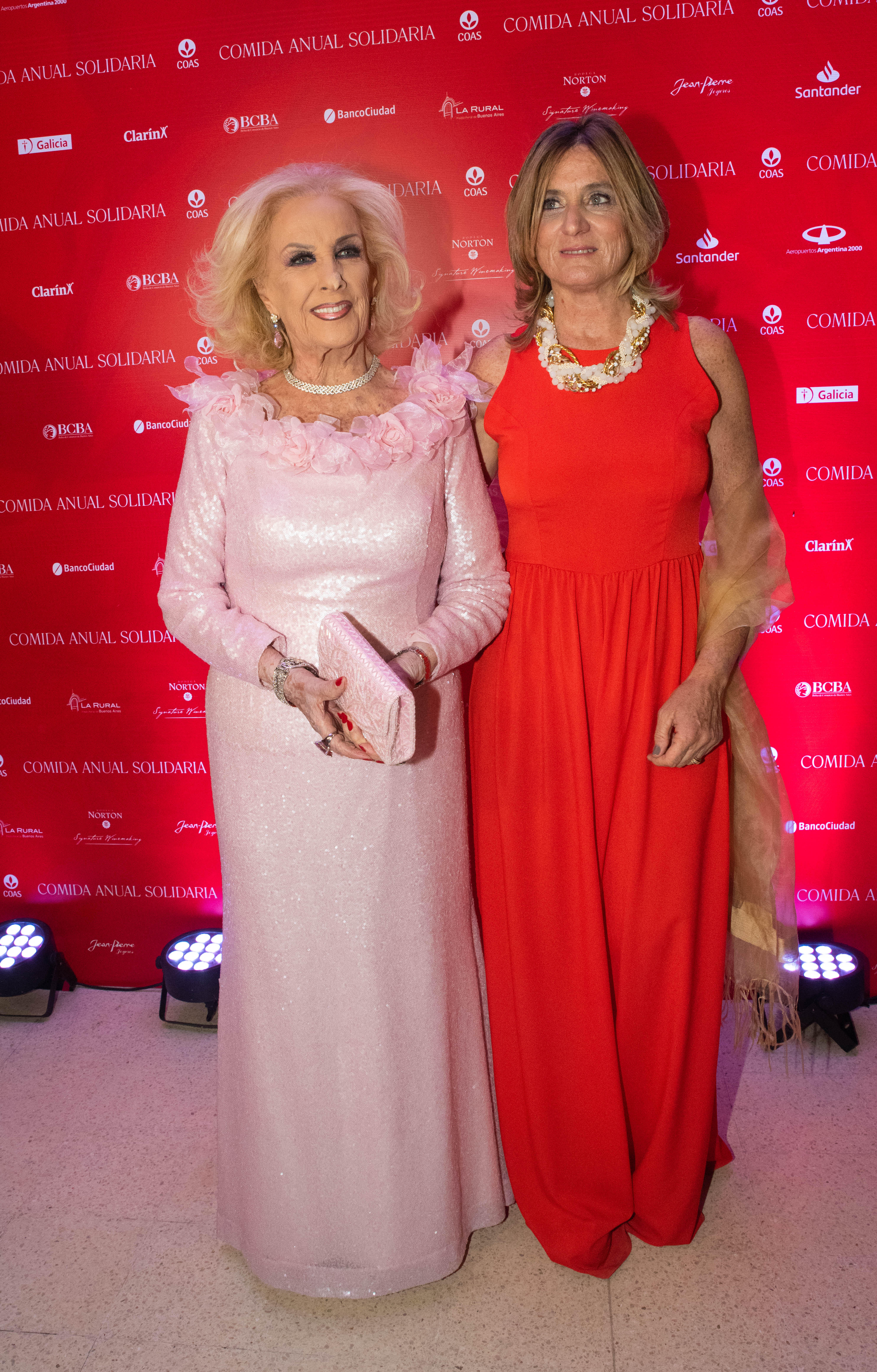 Mirtha Legrand y la presidente de COAS, Josefina González Guerrico. Desde hace más de 40 años, COAS apoya a los hospitales públicos de la ciudad. Hoy, continúa apostando por la actualización tecnológica como un modo de mejorar la atención que reciben los pacientes