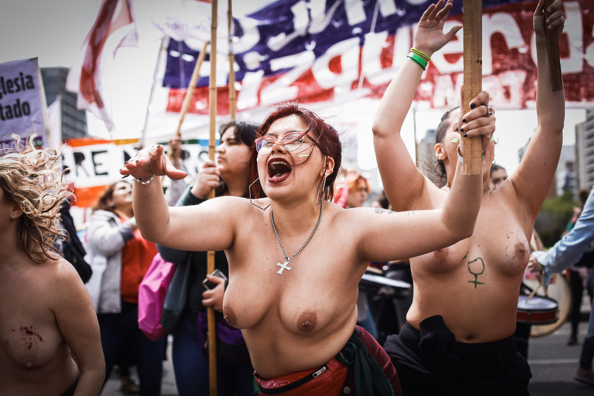 El frío no logró apabullar a las chicas que marchaban en tetas con consignas pintadas en sus torsos, festejando la libertad de sus cuerpos, rodeadas de otras mujeres, seguras. “Mi cuerpo, mi decisión