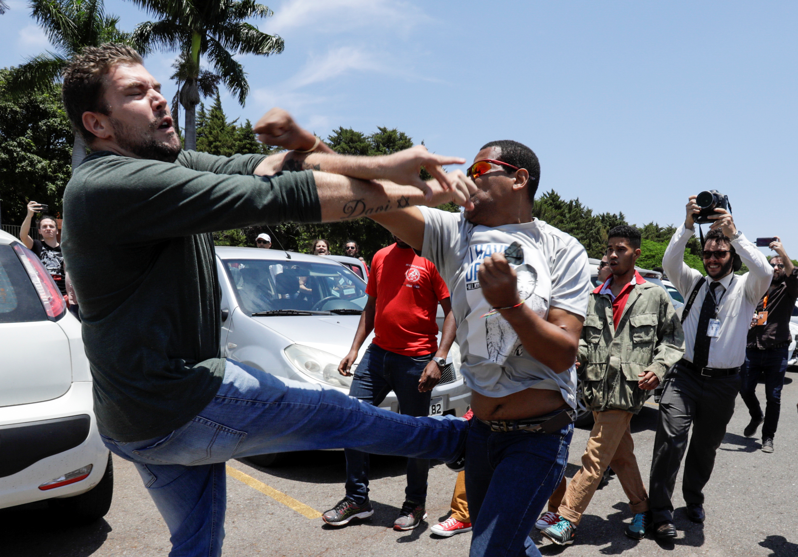 Las peleas se sucedieron durante tensos minutos