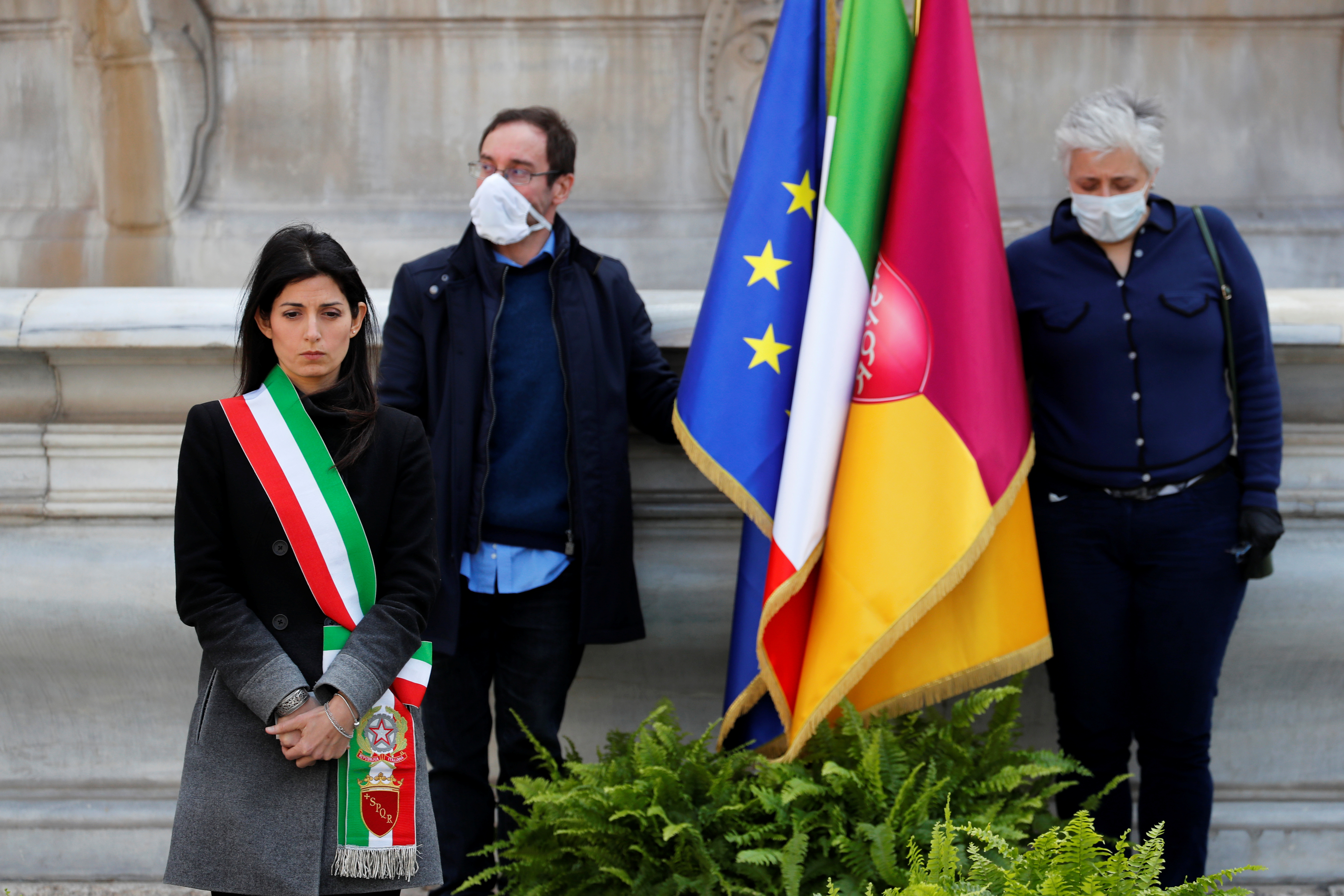 La alcaldesa Virginia Raggi en la plaza del Capitolio, en Roma (REUTERS/Remo Casilli)