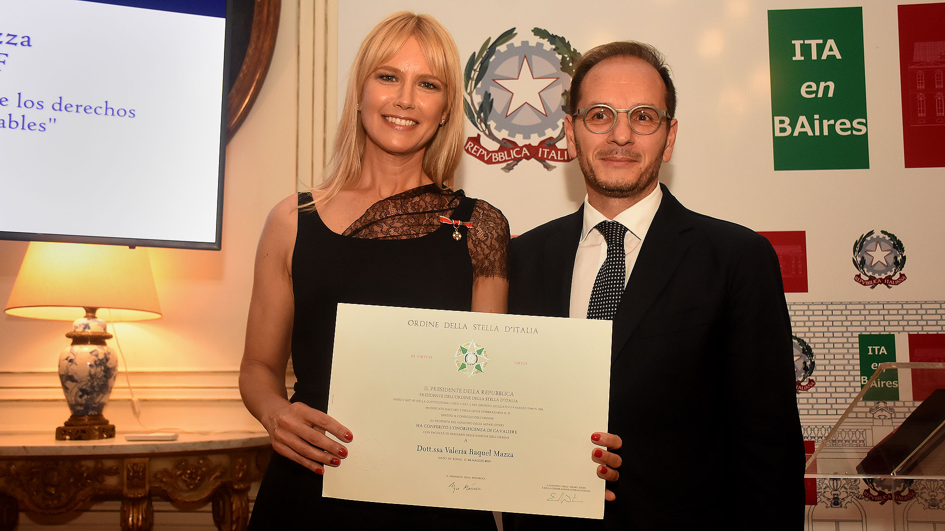 Valeria Mazza junto al embajador de Italia en la Argentina, Giuseppe Manzo, en la ceremonia donde la modelo y empresaria fue reconocida con la condecoración del “Ordine della Stella d’Italia”
