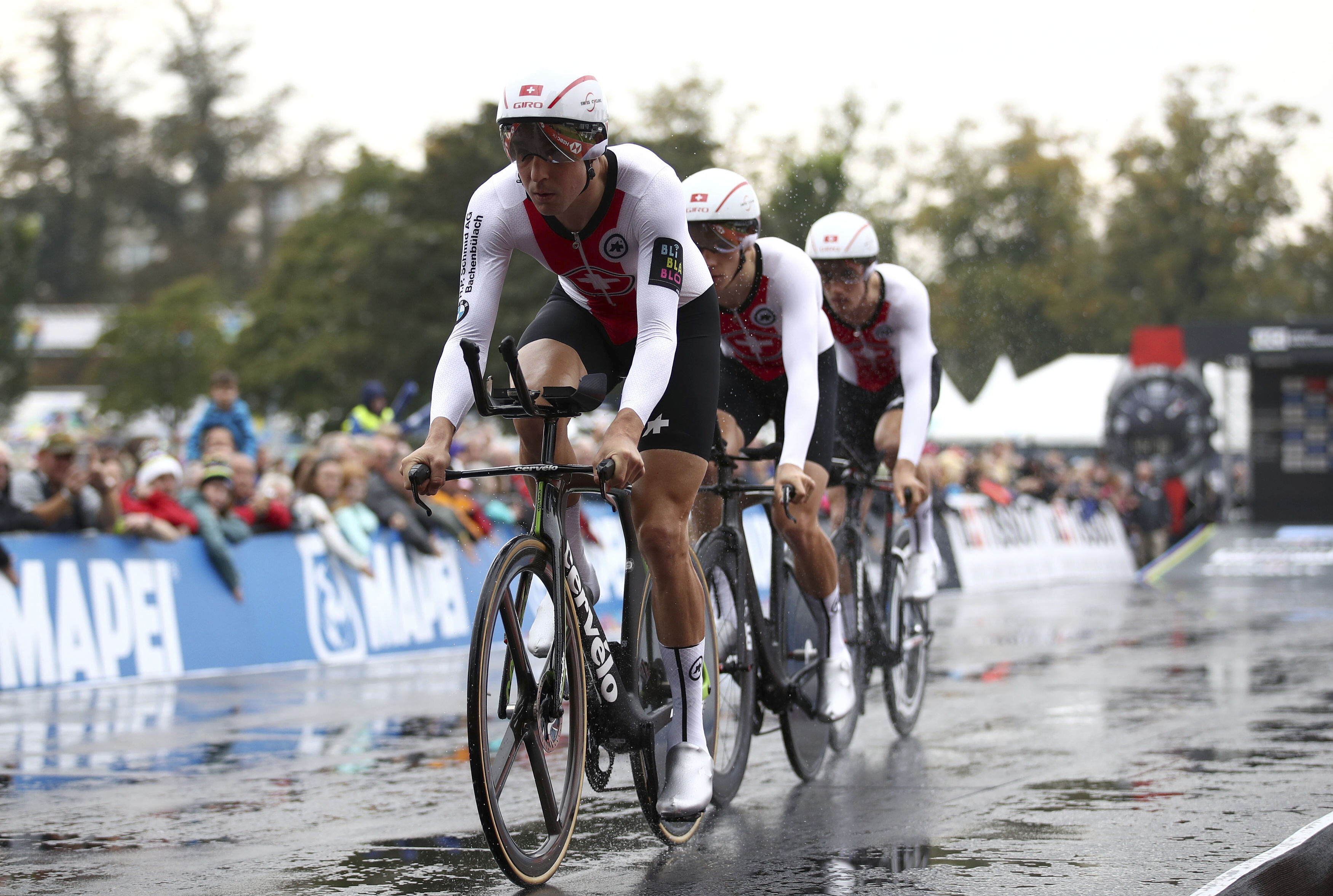 Con lo tres medallistas viajaban el también italiano Gianni Moscon y el fenómeno holandés Mathieu van der Poel, que en esos momentos era el gran favorito para la victoria