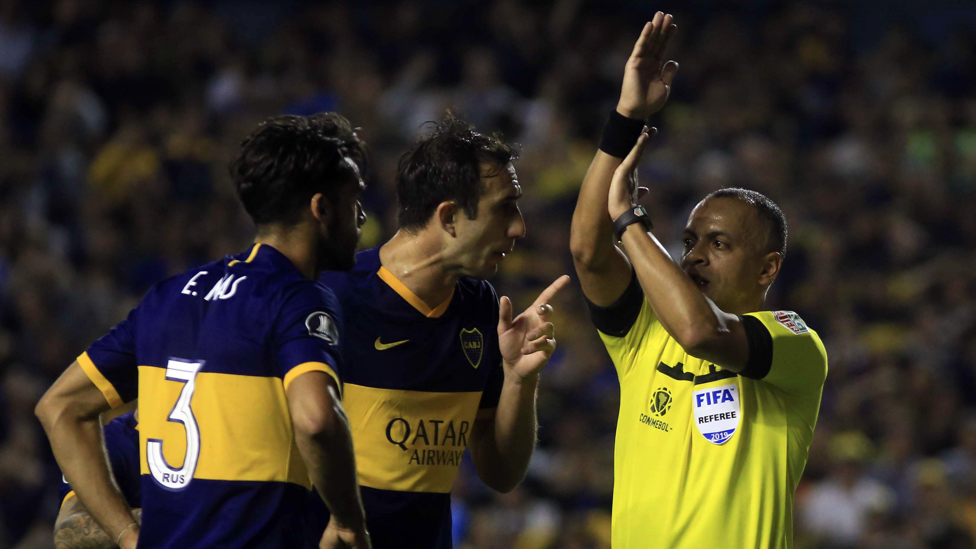 Pese a las protestas de los jugadores de Boca, el árbitro brasileño fue firme en su decisión e invalidó el gol