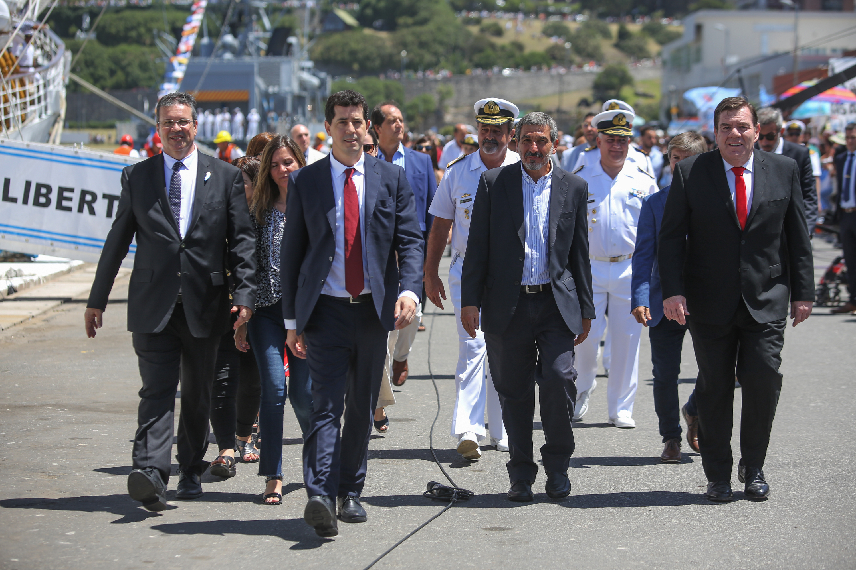 El acto formal de bienvenida lo encabezaba el ministro de Defensa, Agustín Rossi, acompañado por el jefe de Gabinete, Santiago Cafiero, y los ministros del Interior, Eduardo