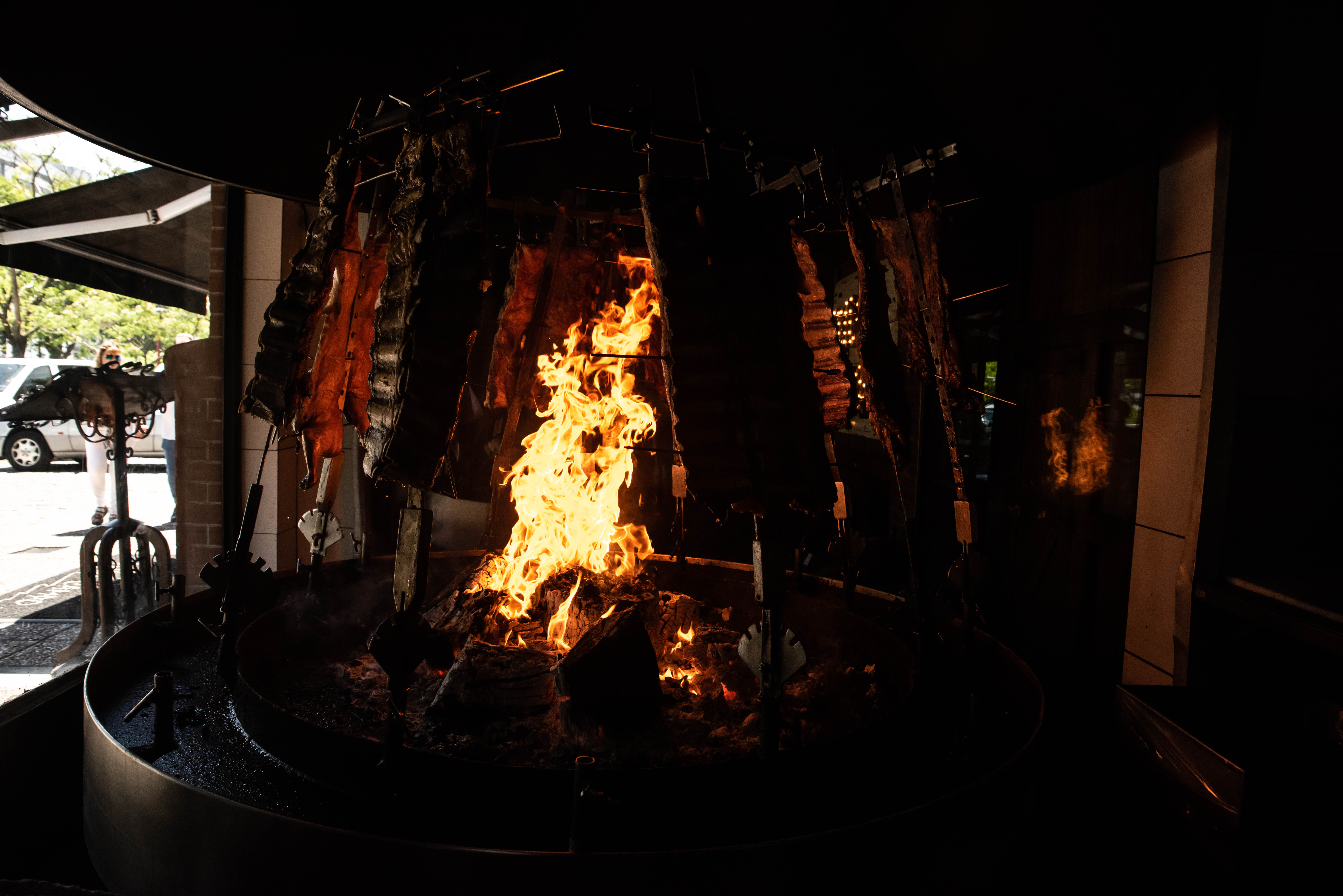 Las brasas están a la vista y se pueden ver desde la calle. Todos los costillares se cocinan a la llama y eso es lo que los caracteriza hace más de 20 años