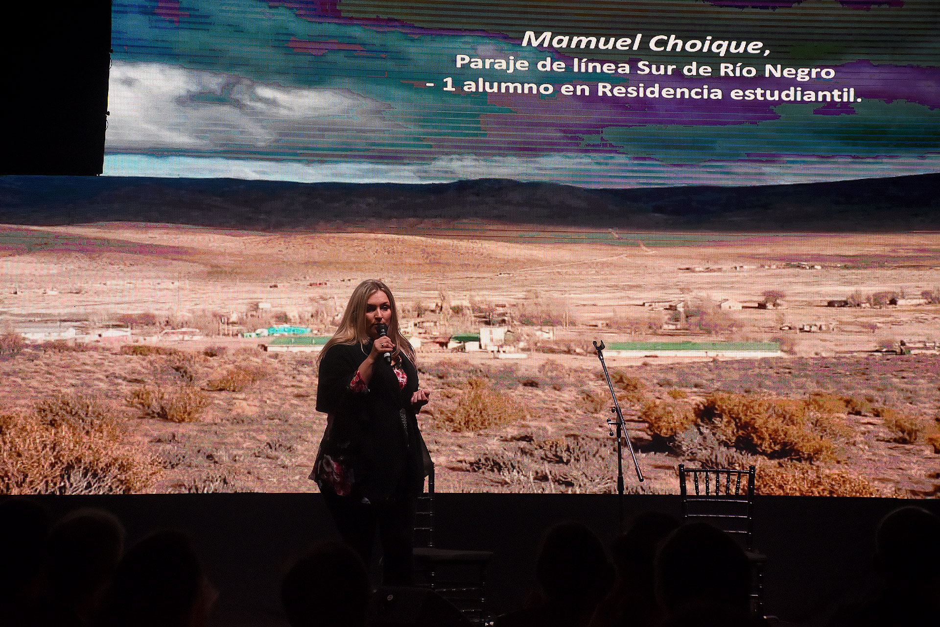 Mariana Battaglini, directora ejecutiva de Cruzada Patagónica, durante su discurso. Por medio de la celebración y, con la convicción de que acompañar a los jóvenes mediante una educación integral es el camino, La Noche de la Patagonia se convirtió en un clásico para seguir soñando mejores oportunidades para la población rural