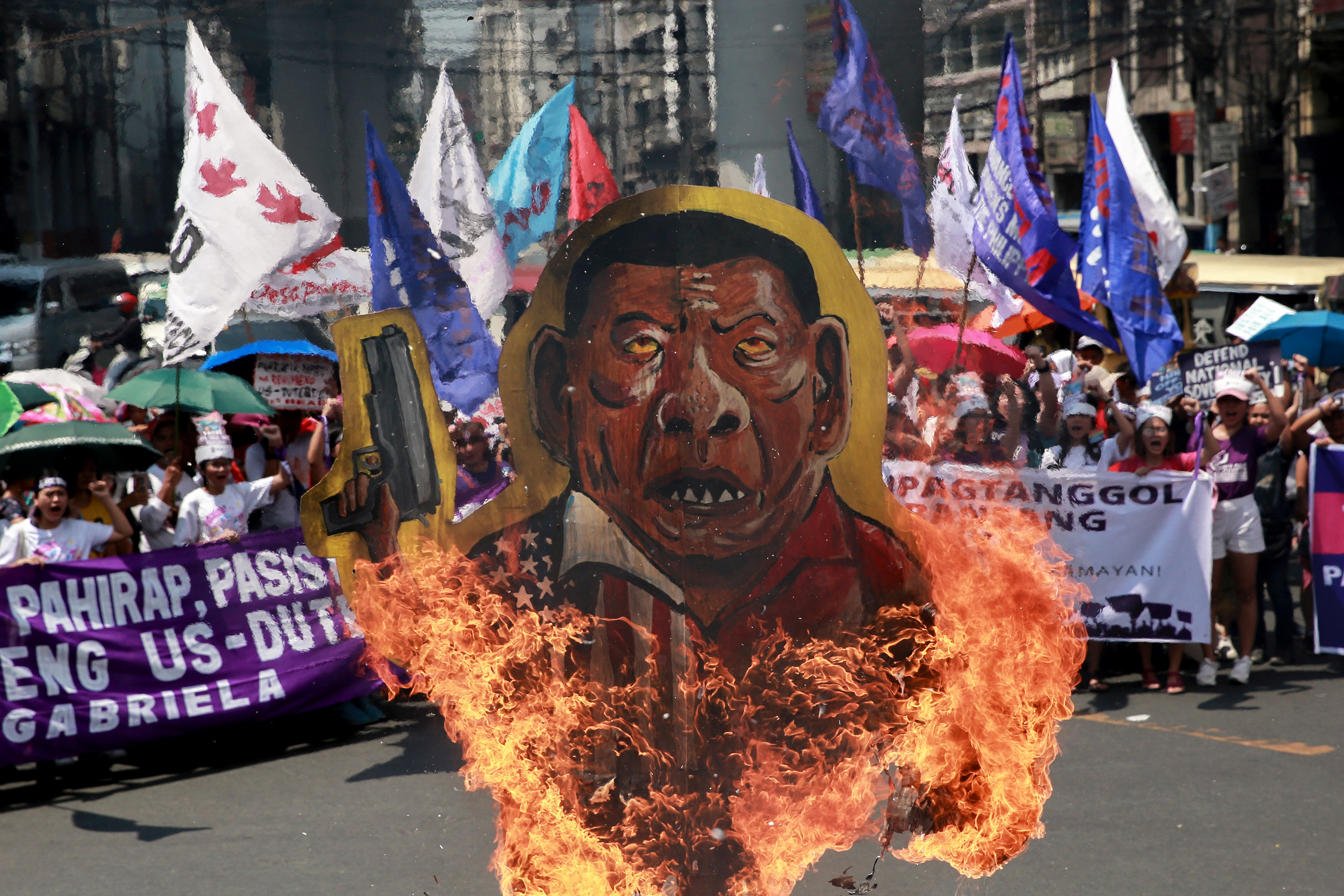 Manifestantes queman una efigie de Rodrigo Duterte en Manila (REUTERS/Eloisa Lopez)