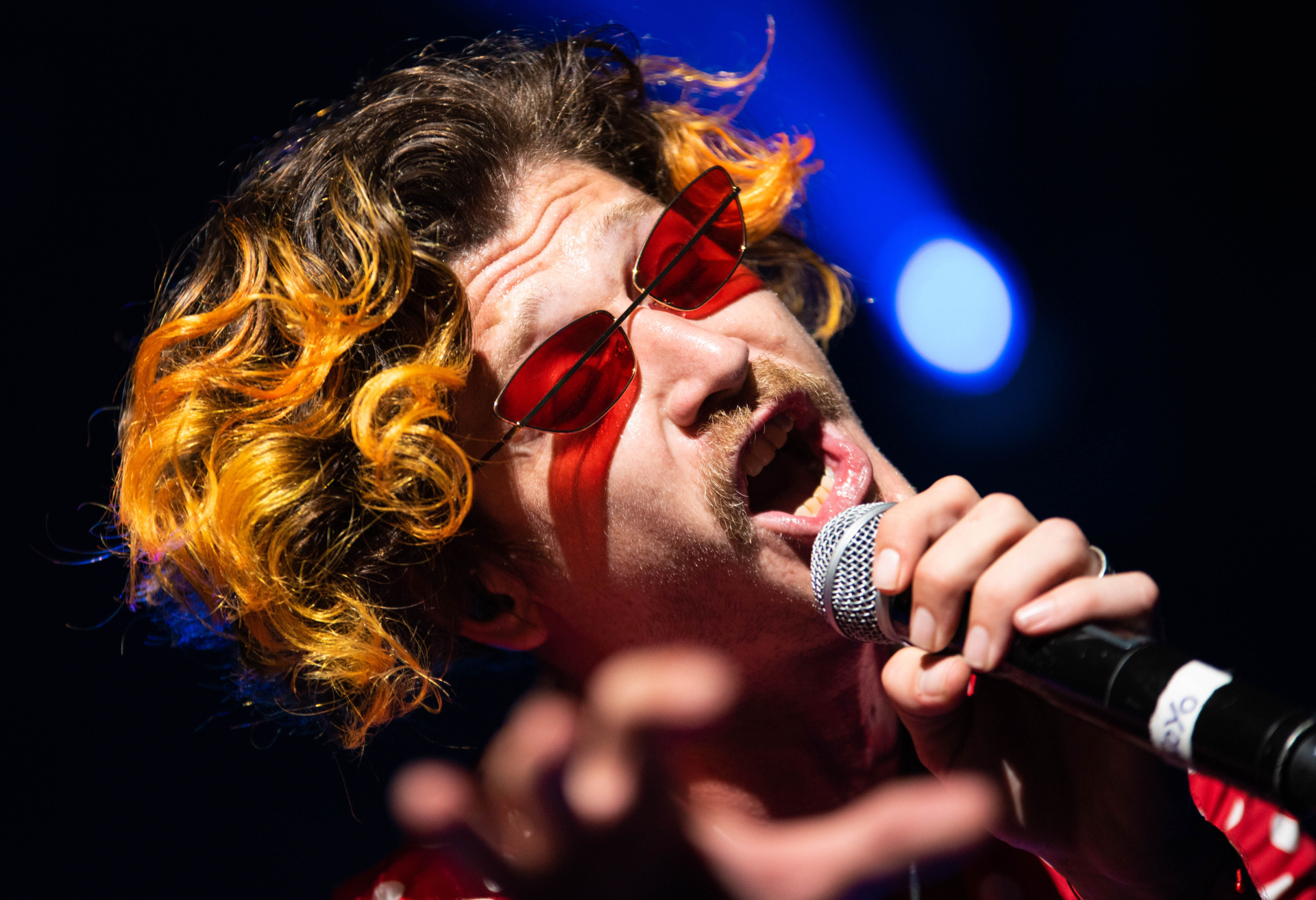 Con sus modos bailables y extrovertidos de ser frontman, Degano condujo a los Bandalos Chinos hacia el éxtasis del público del festival: