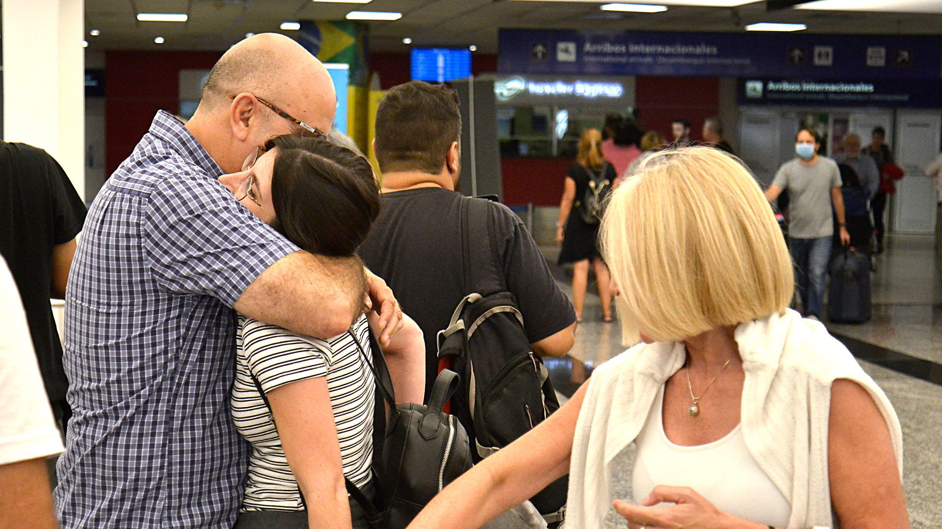 El vuelo 953 de American Airlines aterrizó en Buenos Aires a las 10:45 y, antes de hacer descender a las personas que estaban a bordo, el comandante informó que se había activado el protocolo para asistir a una persona que se sentía mal