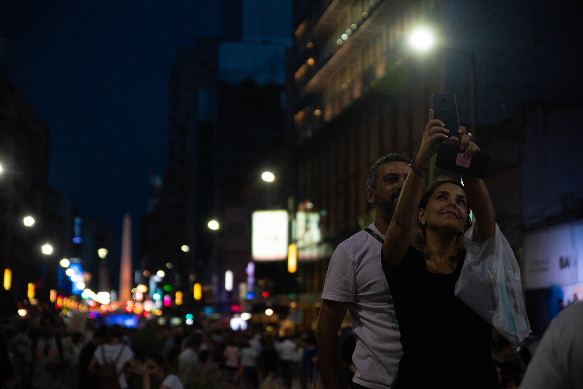 Una pareja disfruta de La Noche de las Librerías.