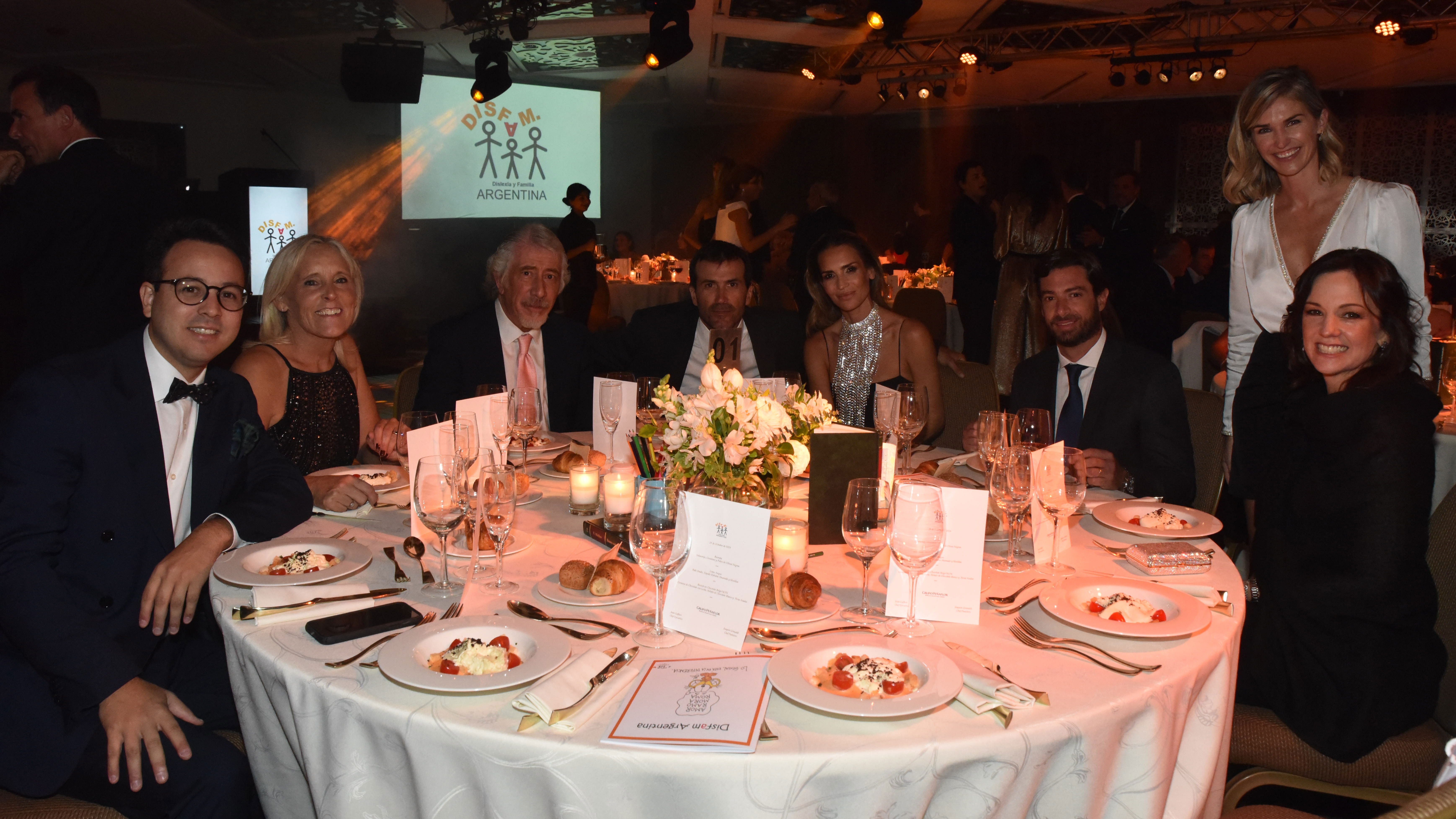 Iñaki Muñoz Sala, presidente de DISFAM Mundial y de la Organización Iberoamericana de las Dificultades Específicas de Aprendizaje; María Arabetti, Gustavo Abichacra, Adolfo Cambiaso, María Vázquez, Federico Salvai, Julieta Spina y Carolina Stanley