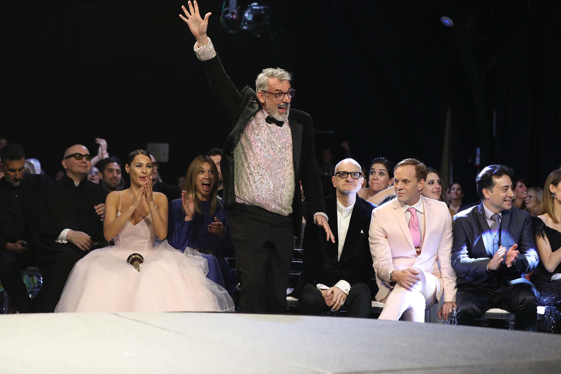 ¡Arriba las manos! Benito Fernández celebra el premio del programa Corte y Confección, El Trece, un éxito de LaFlia que ya fue vendido a México, Portugal y España