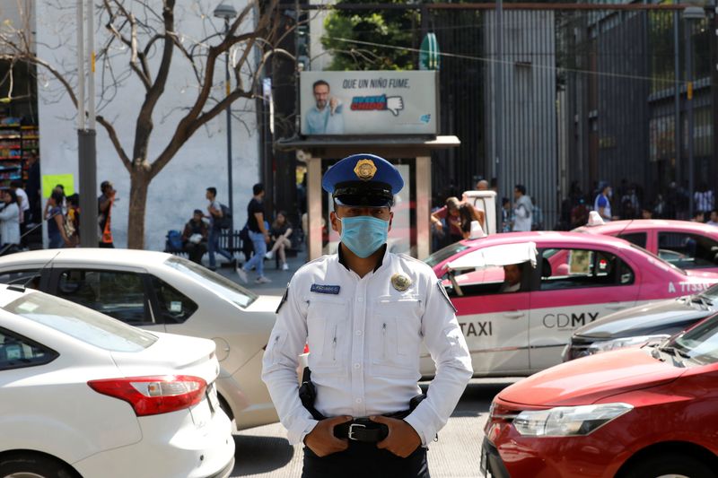 Un oficial de policía usa un cubre bocas como máscara protectora en la calle ante los casos de coronavirus confirmados el 29 de febrero en Coahuila (Foto: Reuters/Carlos Jasso)