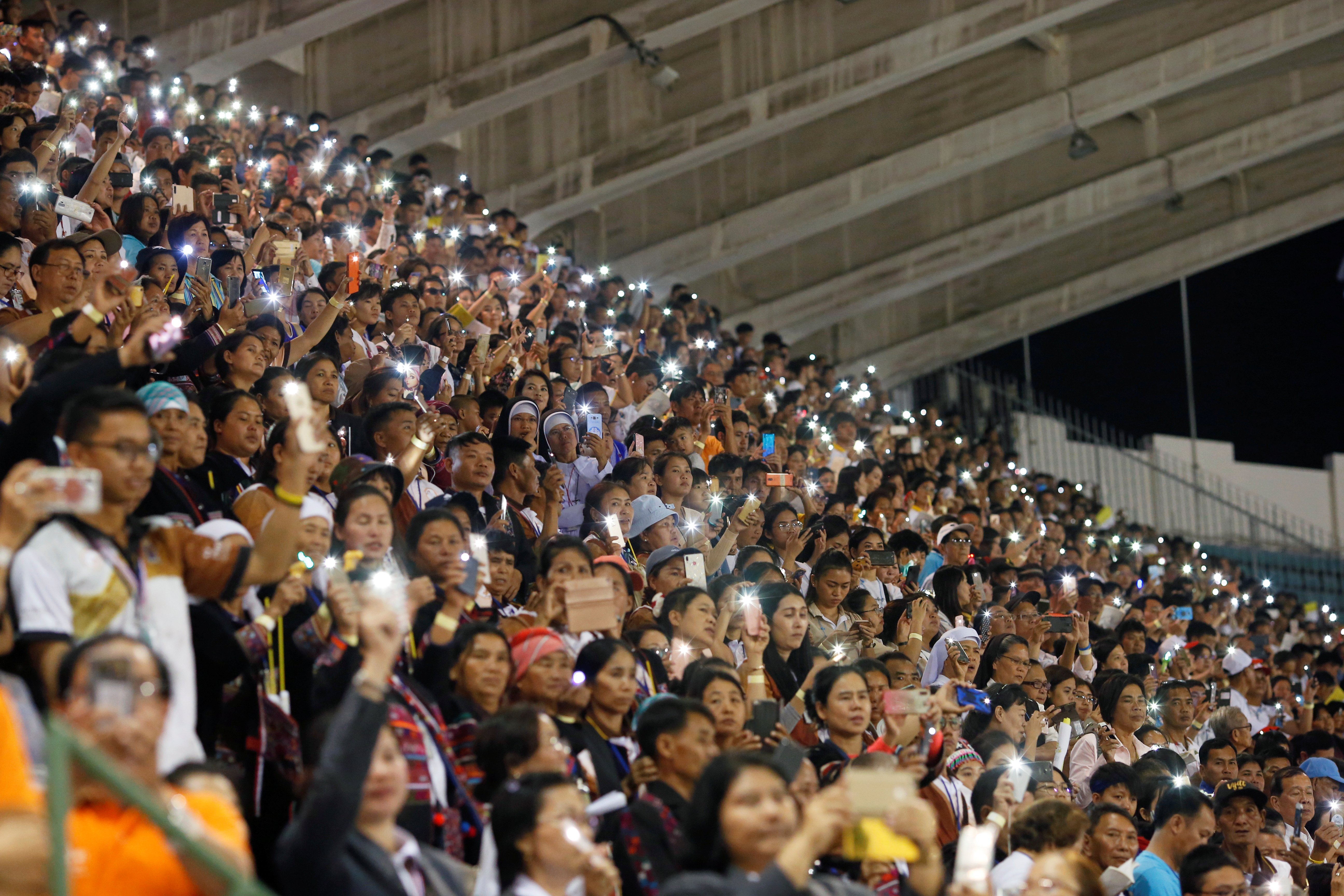 Miles de personas asisten a la Santa Misa celebrada por el Papa Francisco en el Estadio Nacional de Bangkok, Tailandia, el 21 de noviembre de 2019. (REUTERS / Soe Zeya Tun)
