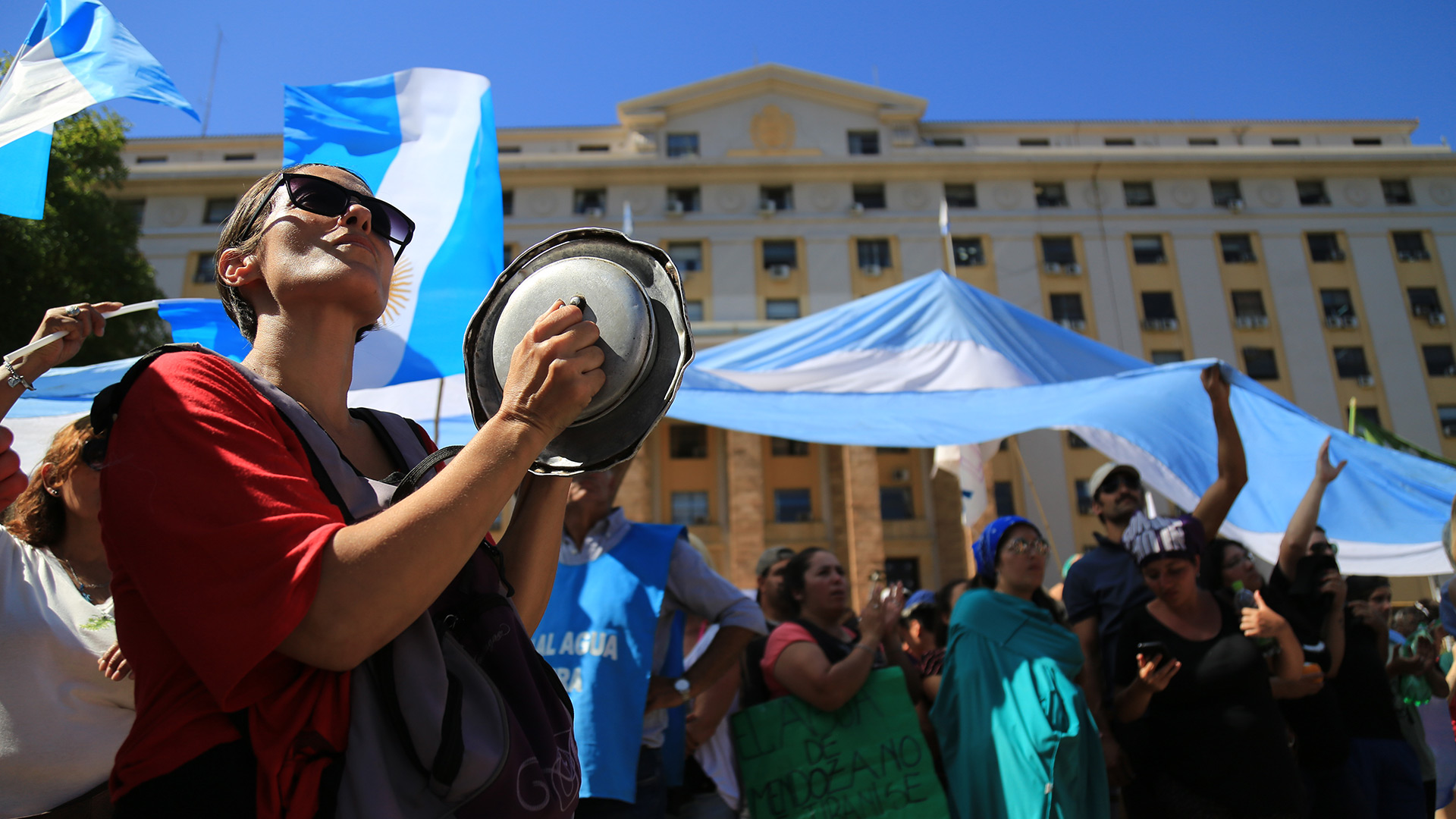 La postal de las primeras horas de una manifestación pacifica frente a la Casa de Gobierno.