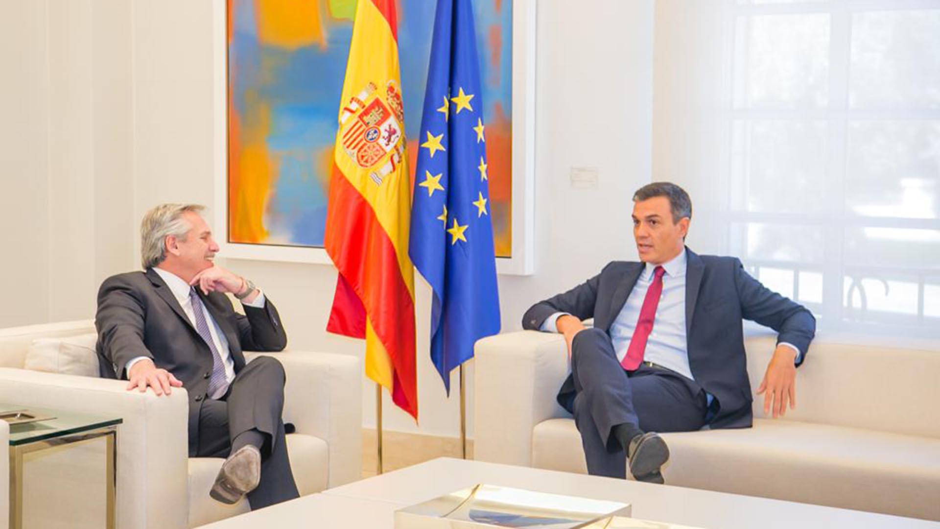 Alberto Fernández y Pedro Sánchez, en la gira por Europa antes de la asunción presidencial.