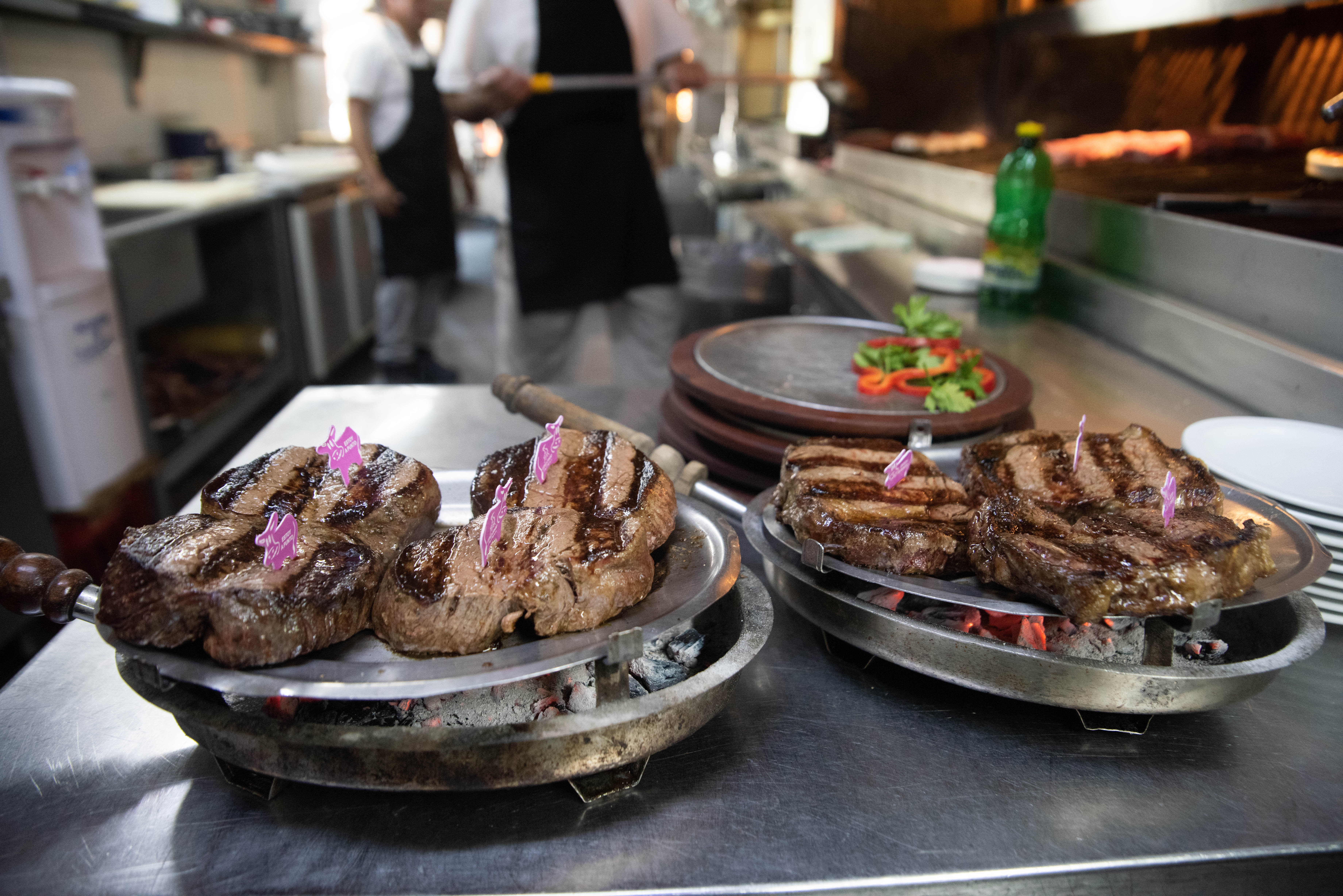 Desde adentro. Los bifes recién salidos de la parrilla en su punto