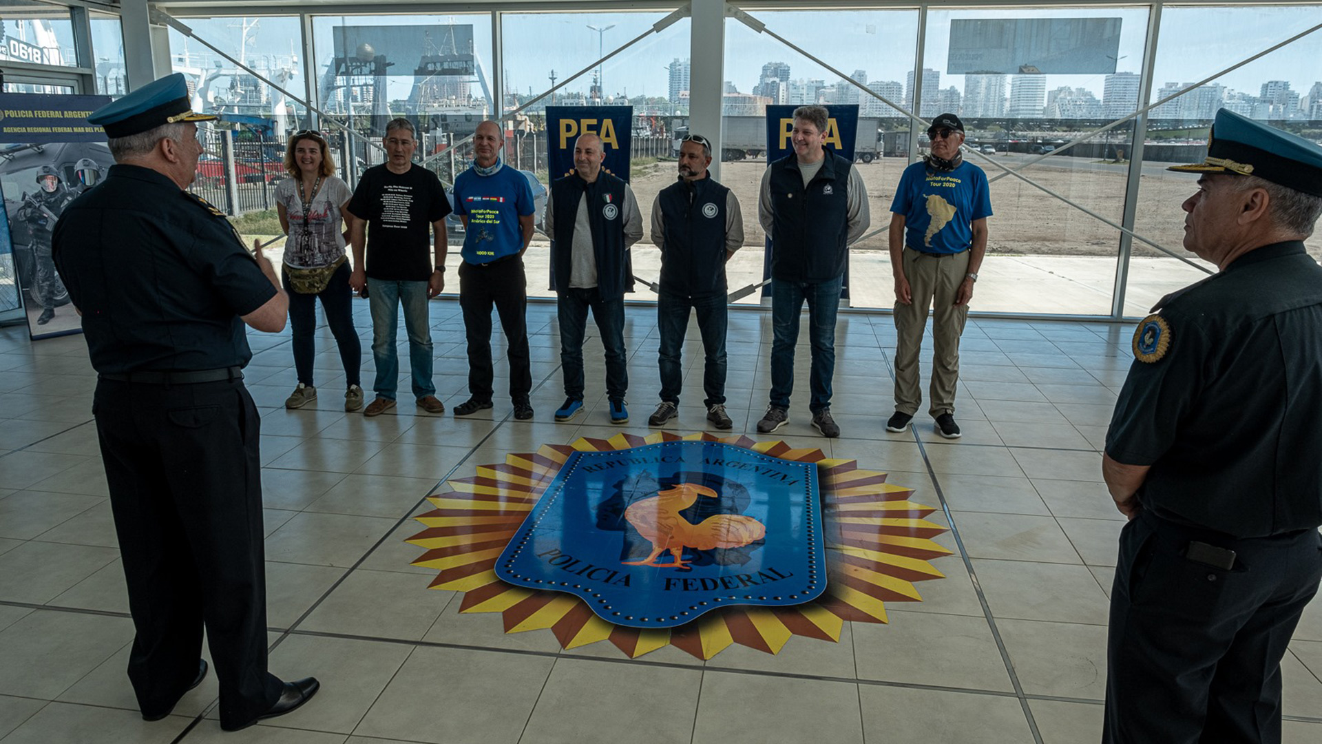 Los integrantes del grupo fueron recibidos por las autoridades de la Policía Federal