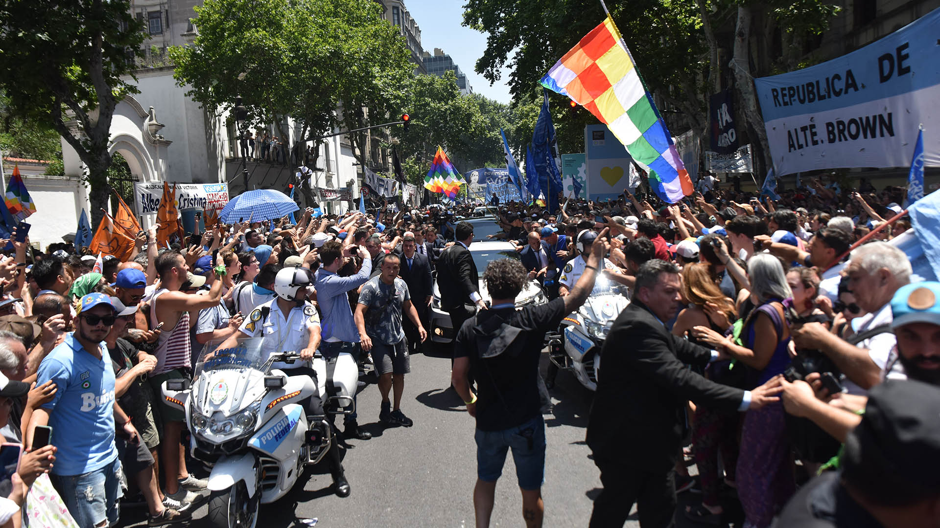 Una multitud se agolpó en las inmediaciones de la Casa Rosada para recibir y ovacionar al nuevo presidente del país