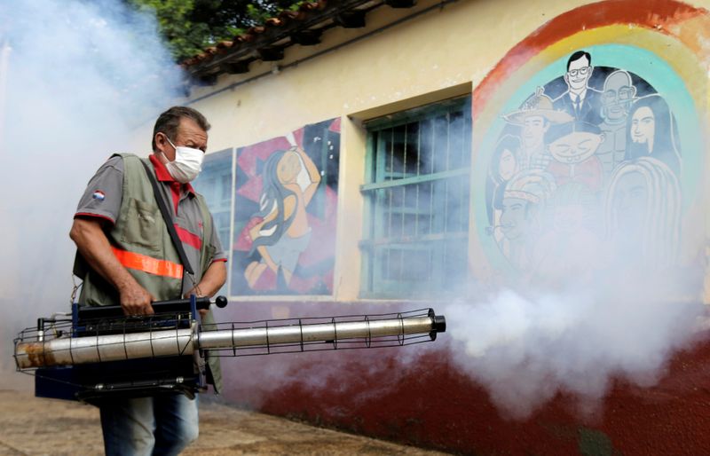 Un trabajador sanitario federal participa de una fumigación para evitar la proliferación del mosquito que transmite el dengue en la Escuela Nacional San Lorenzo, en un vecindario de bajos ingresos de San Lorenzo, Paraguay. 12 de febrero, 2020. REUTERS/Jorge Adorno