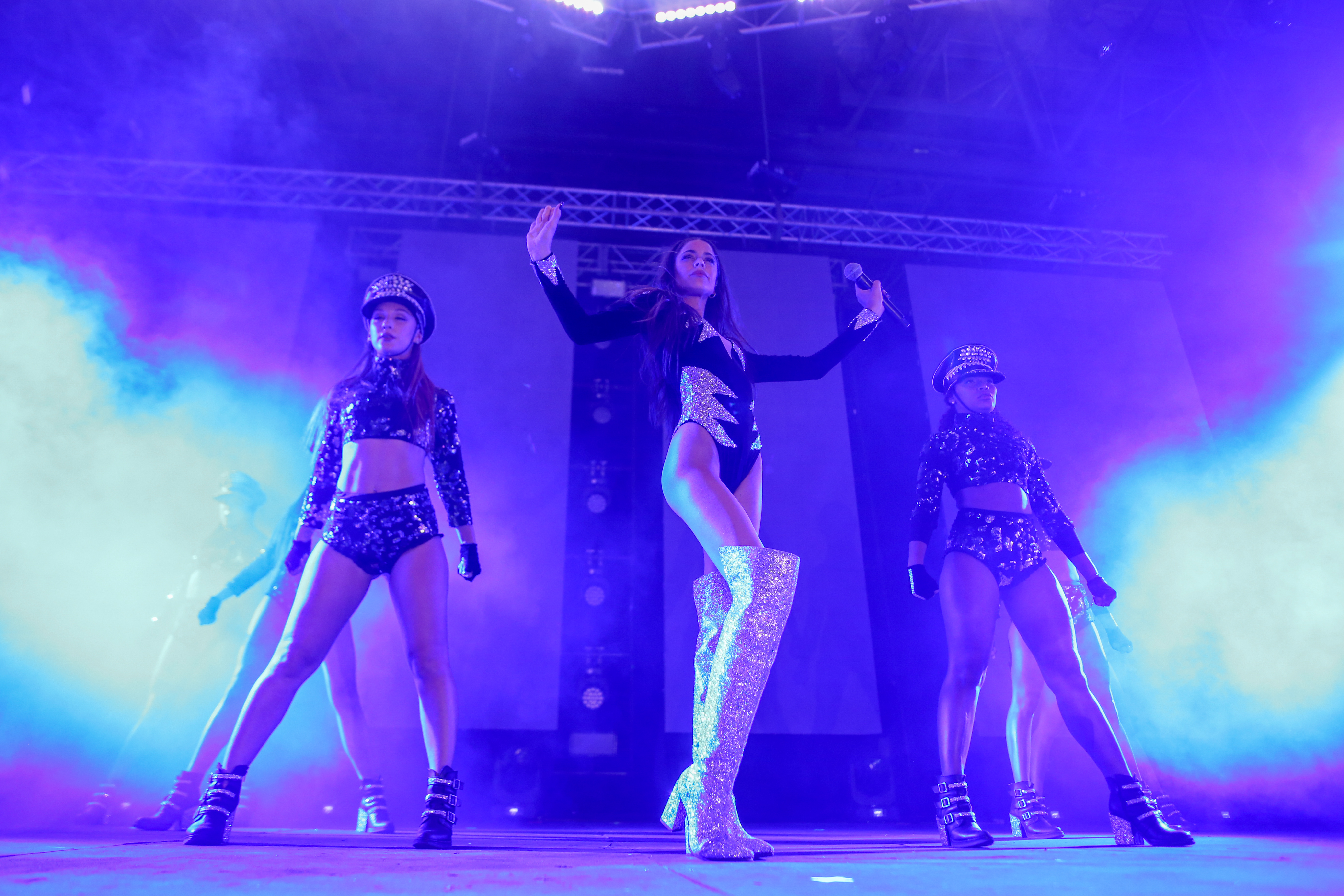 También repasó algunos de sus temas más conocidos, que hicieron cantar y bailar a sus miles de fanáticos