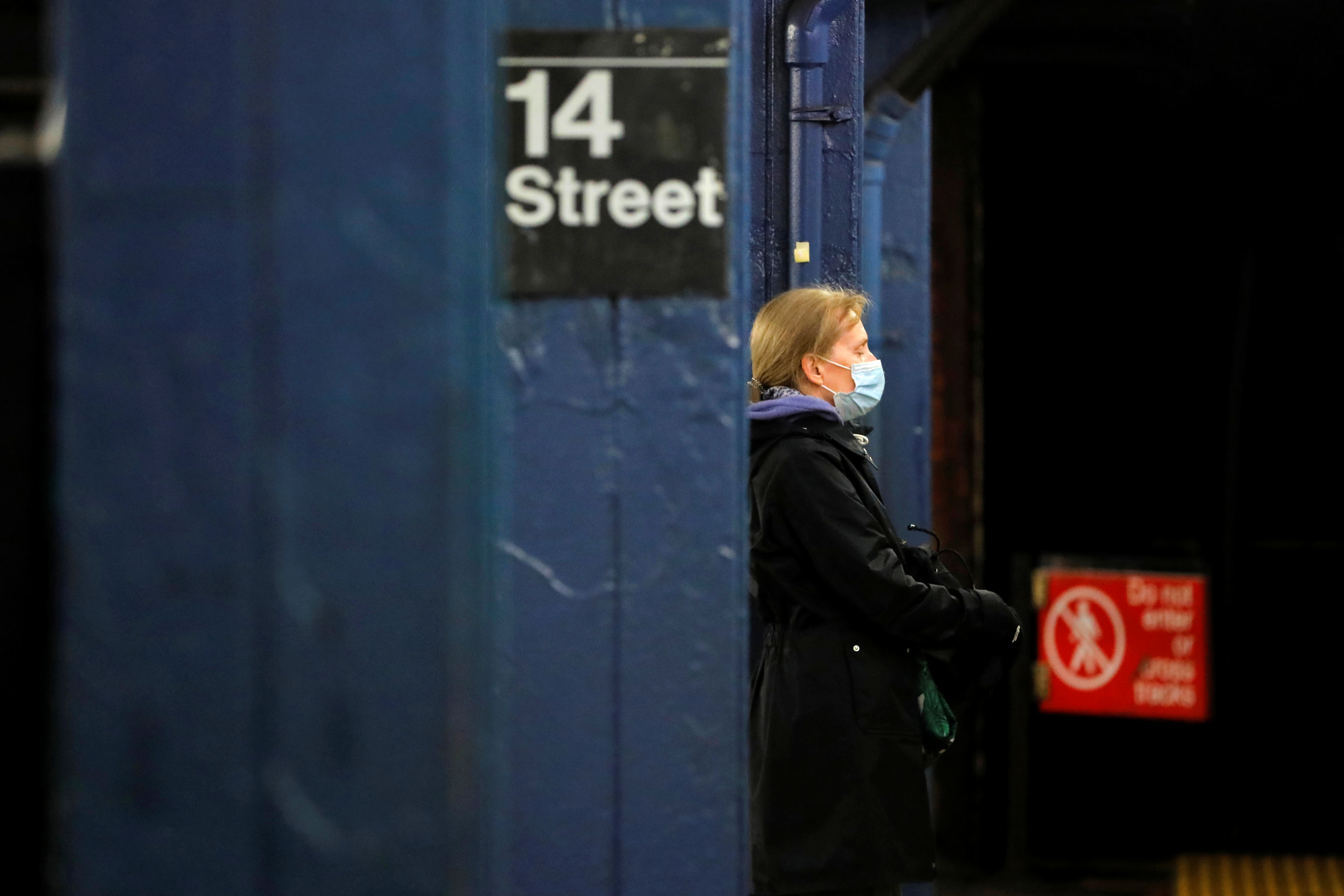 Una mujer con un barbijo en el subte de Nueva York el 6 de marzo de 2020 (REUTERS/Andrew Kelly)