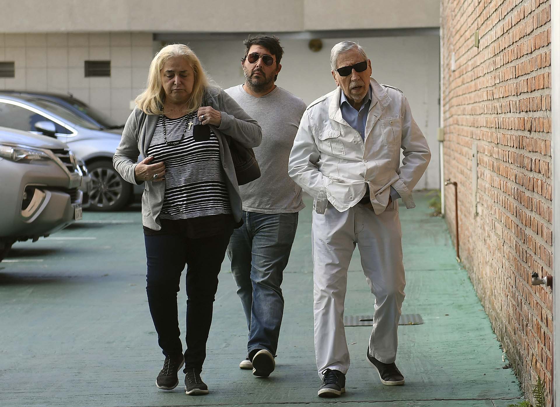 Horacio Malvicino, presidente de la Asociación Argentina de Intérpretes (AADI), llegando a la despedida de Saravia