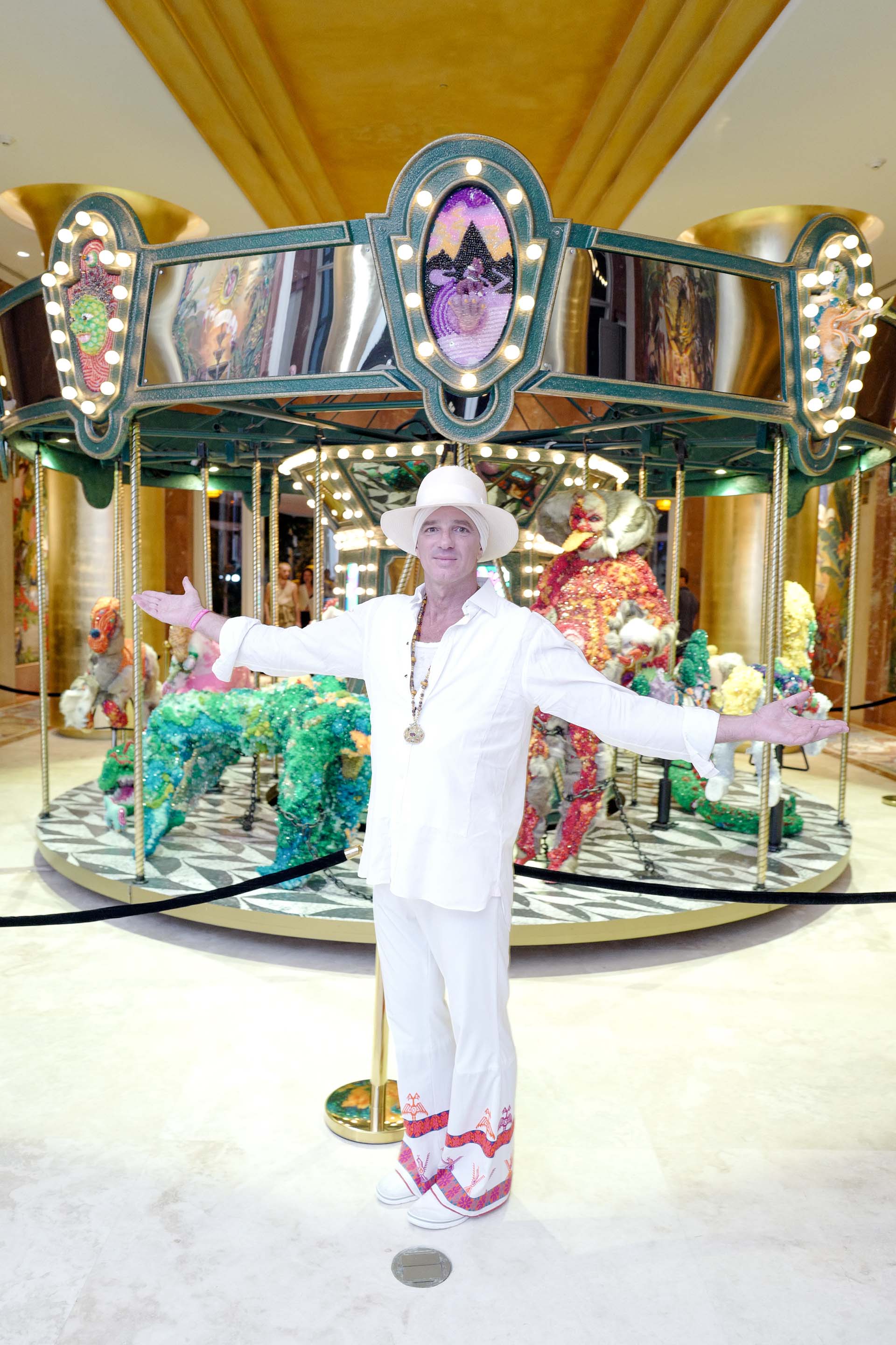 Alan Faena en la instalacion 'When I Look Into Your Eyes I See the Sun' de Raúl de Nieves (Cortesía Faena)