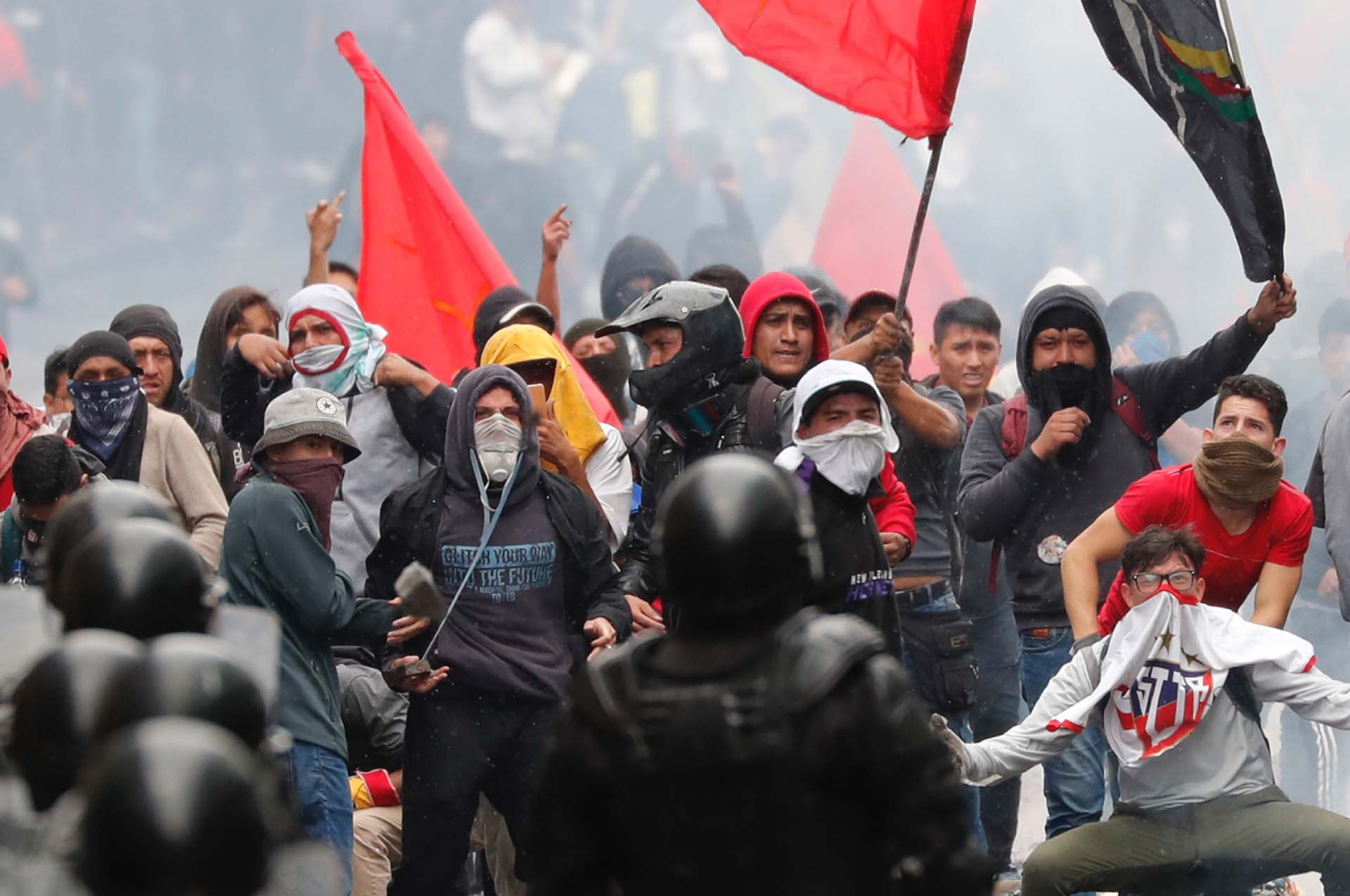 Cientos de estudiantes universtiarios se enfrentaron a la policía ecuatoriana (AP Photo/Dolores Ochoa)