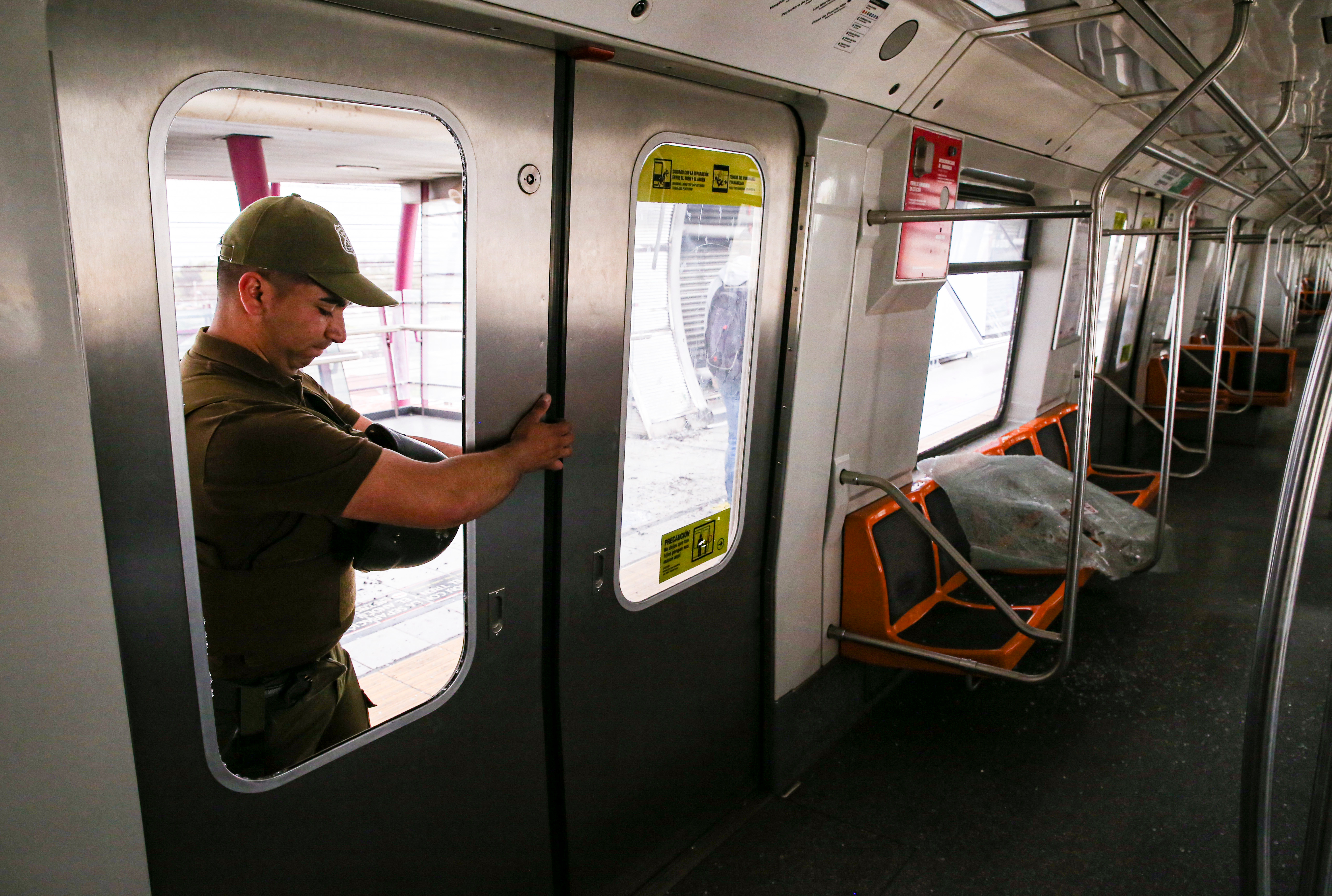 Cuando las manifestaciones desbordaron varios puntos de Santiago, con saqueos al comercio, enfrentamientos con la policía y militares y quemas de estaciones del metro, Piñera dio marcha atrás y suspendió el sábado el alza del boleto del metro