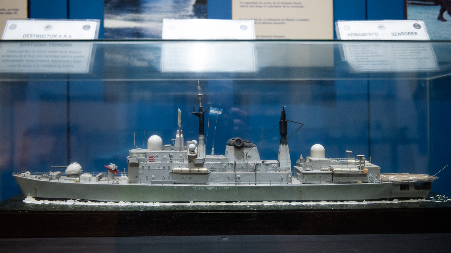 Dentro de las instalaciones del Museo del Ejército Argentino se pueden observar maquetas de la flota de la Armada que participaron en los combates por la recuperación de las Islas Malvinas