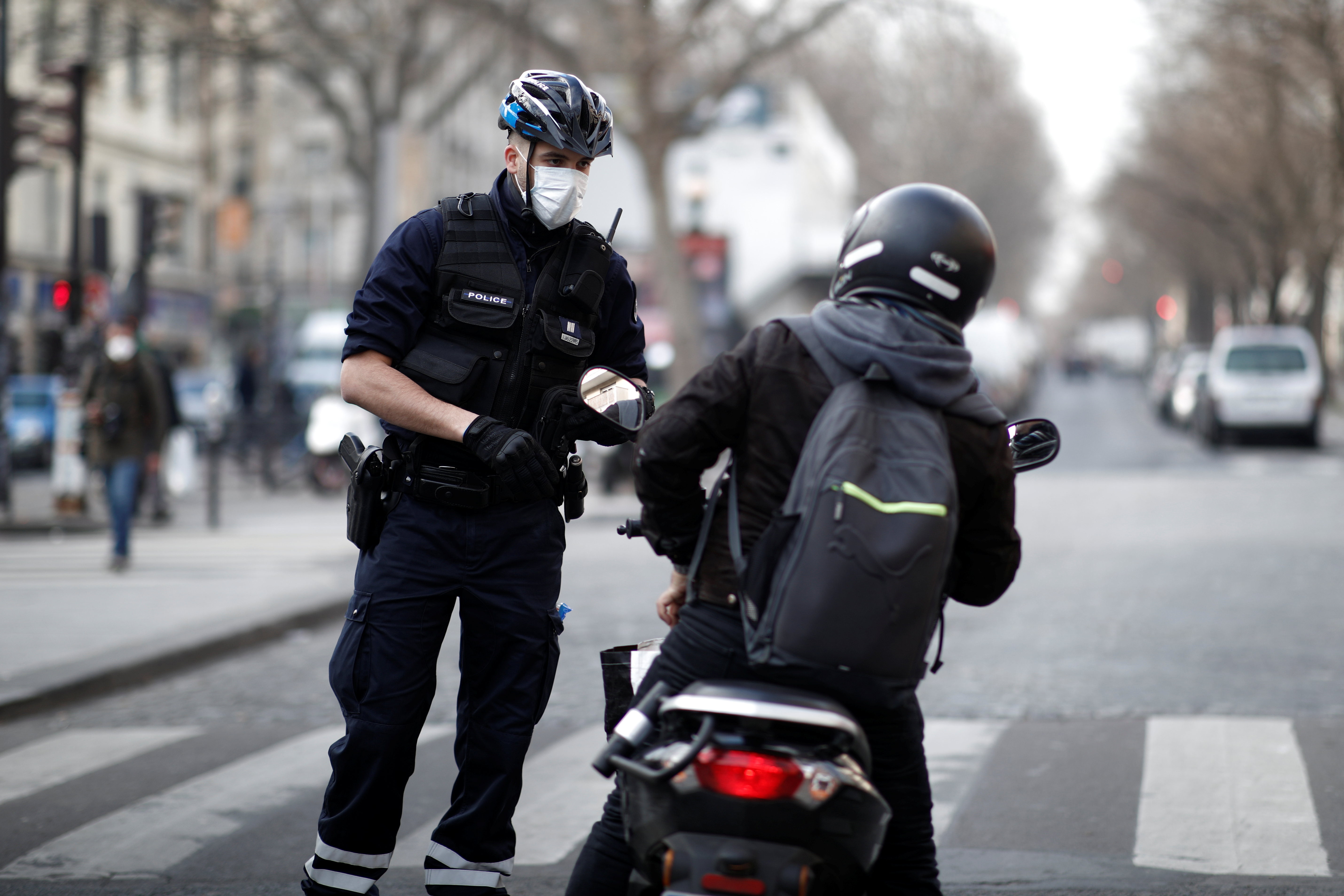 Un policía francés constata la circulación de un motoclista en París mientras la pandemia de coronavirus se expande en Europa REUTERS/Benoit Tessier