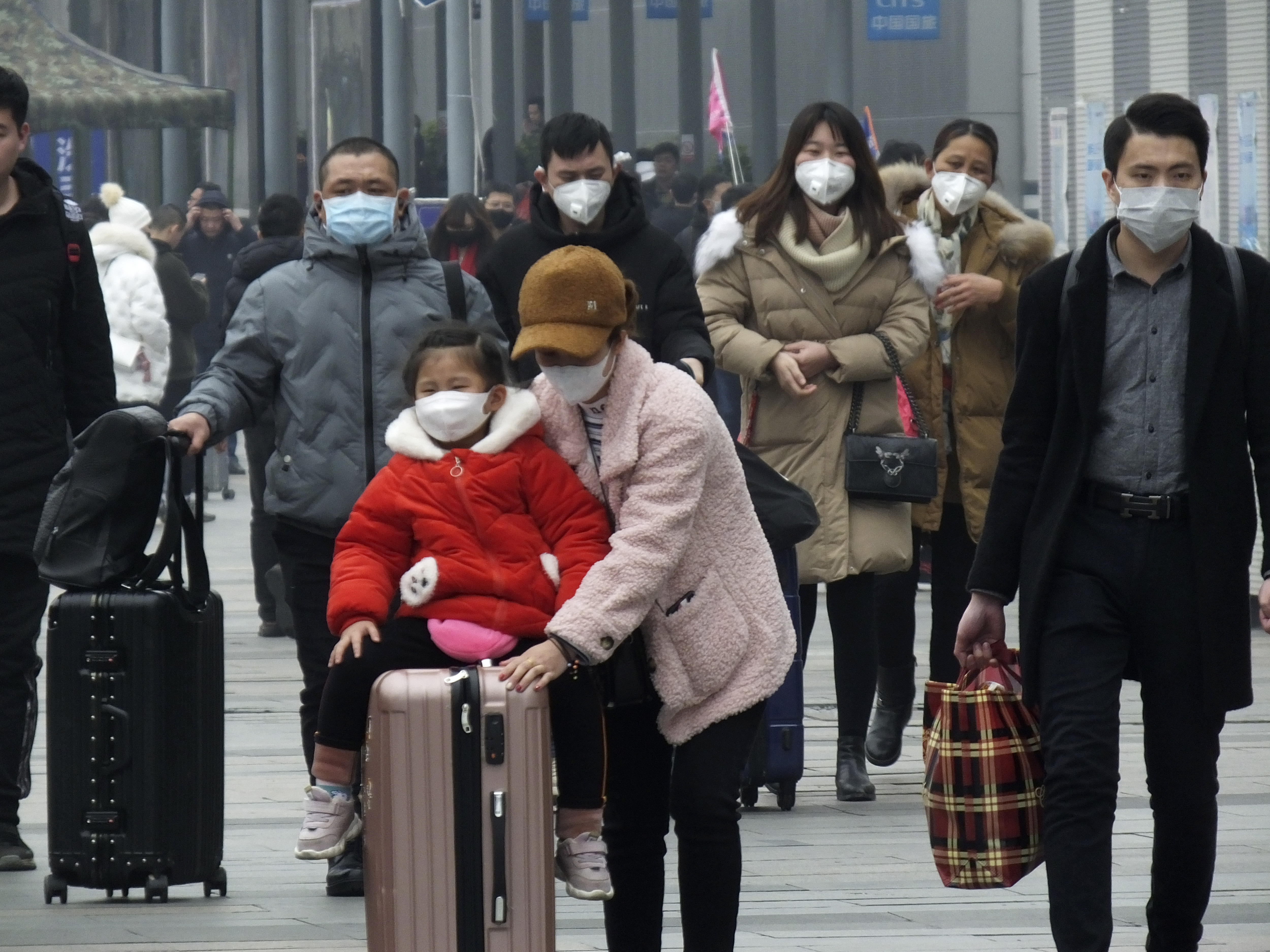 Las máscaras faciales se agotaron y los controles de temperatura en los aeropuertos y estaciones de tren se convirtieron en la nueva norma, ya que China se esforzó el martes por controlar el brote de un nuevo virus que ha llegado a otros cuatro países y territorios y amenaza con propagarse aún más durante la fiebre de los viajes del Año Nuevo Lunar. (Chinatopix a través de AP)