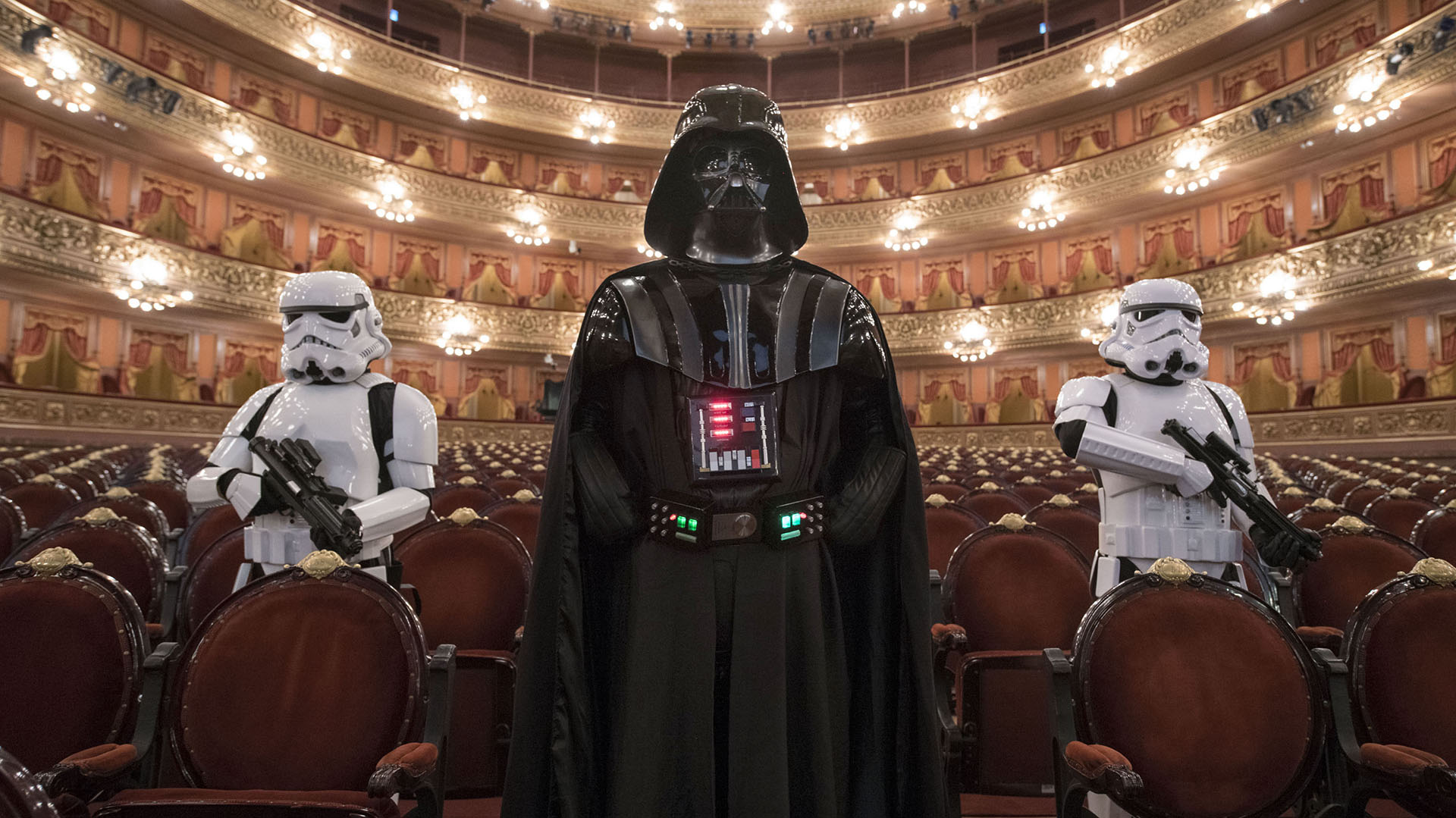 Una guerra civil arrasa con la Galaxia, y las fuerzas de los Rebeldes luchan contra el malvado Imperio Galáctico. Luke y Obi-Wan consiguen la ayuda del estelar piloto Han Solo (Harrison Ford). Junto con el estrafalario dúo de androides formado por R2-D2 y C-3PO, el extraño equipo se dispone a rescatar a la líder de los Rebeldes, la princesa Leia (Carrie Fisher), y a usar los planes robados para destruir el arma máxima del Imperio