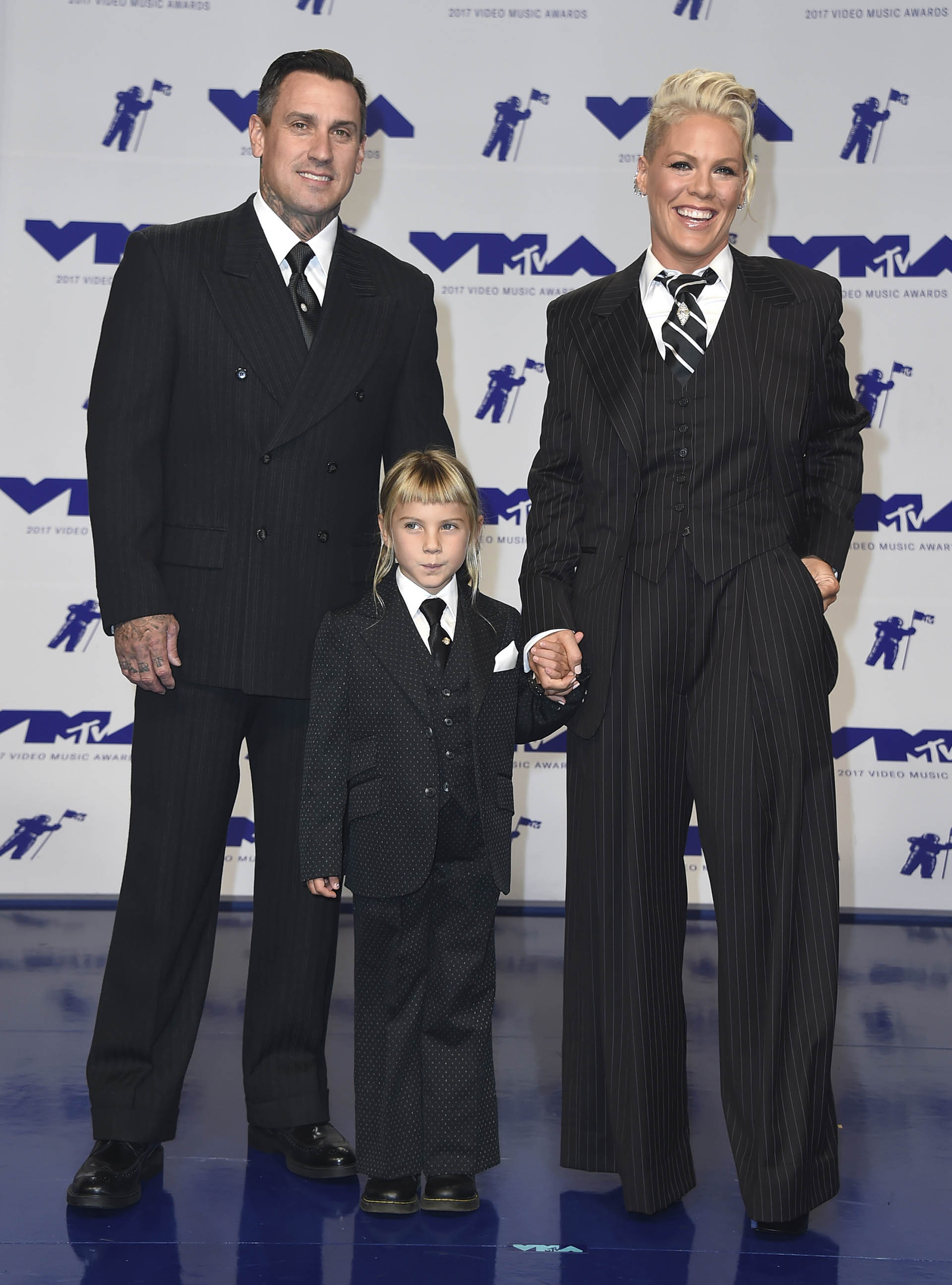 Pink, su pareja, Carey Hart, y su hija Willow (Jordan Strauss/Invision/AP)