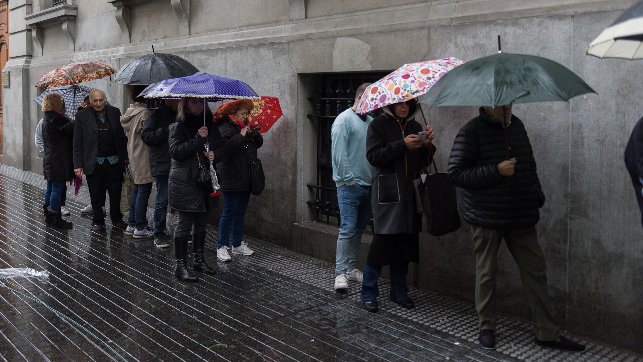 La lluvia no fue impedimento para el último adiós a Cacho