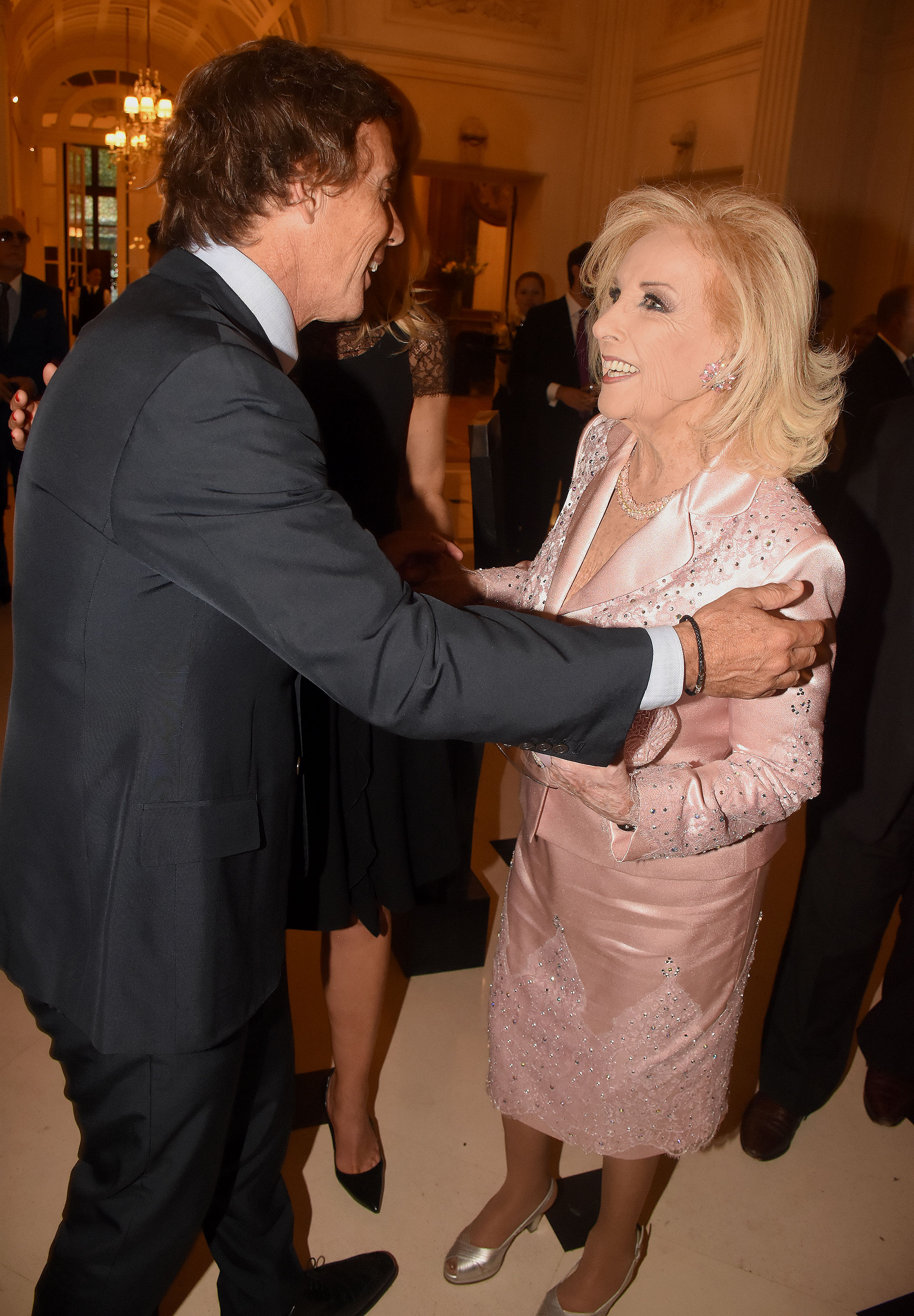 El saludo entre Alejandro Gravier y Mirtha Legrand